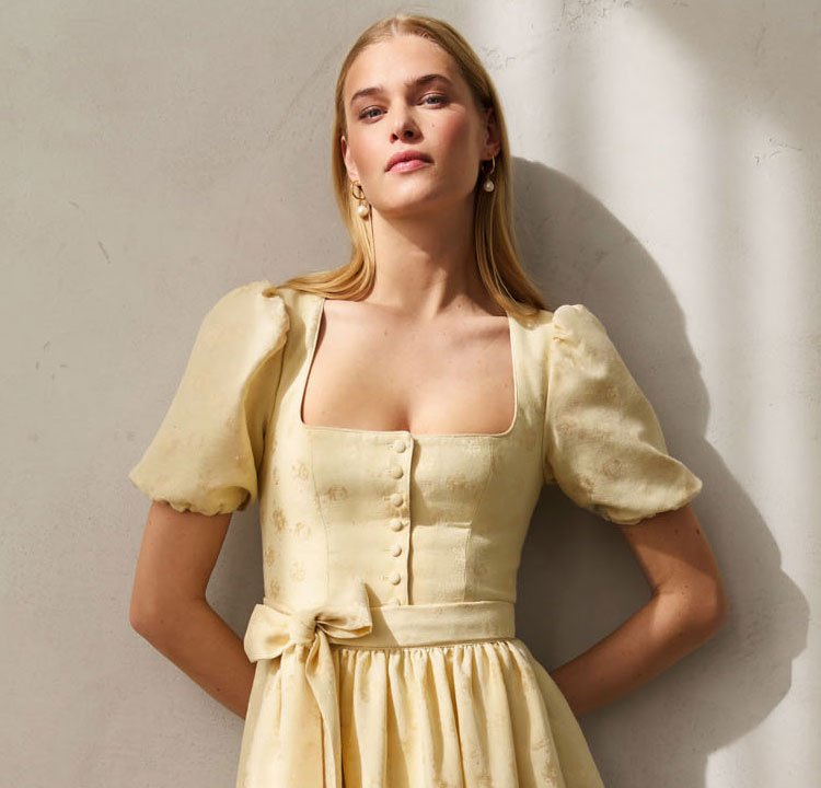 Hellgelbes Dirndl mit Puffärmeln und floralem Muster