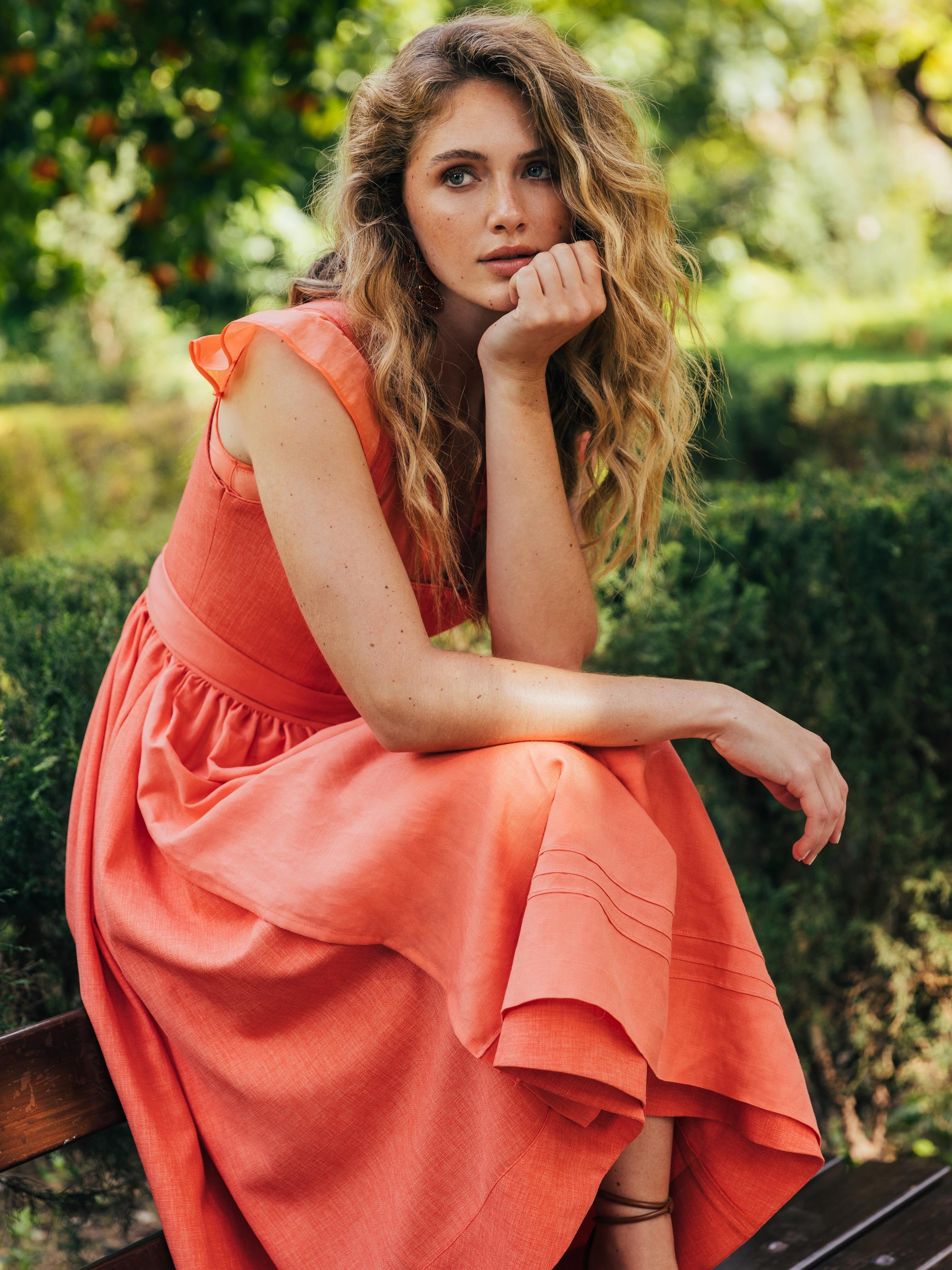 Orangefarbenes Dirndl mit Schnursteppung