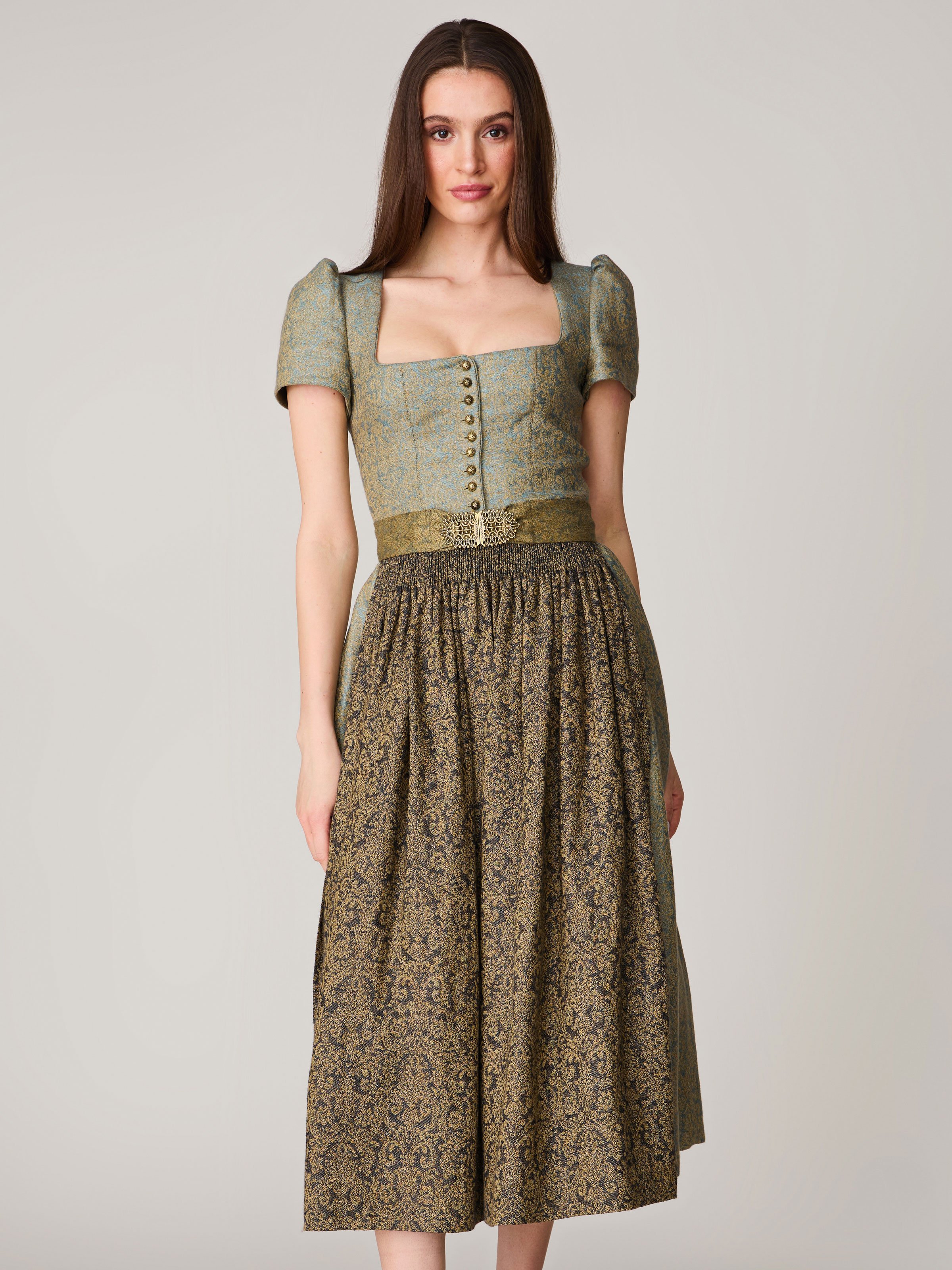 Hellblaues Dirndl mit floralem Muster