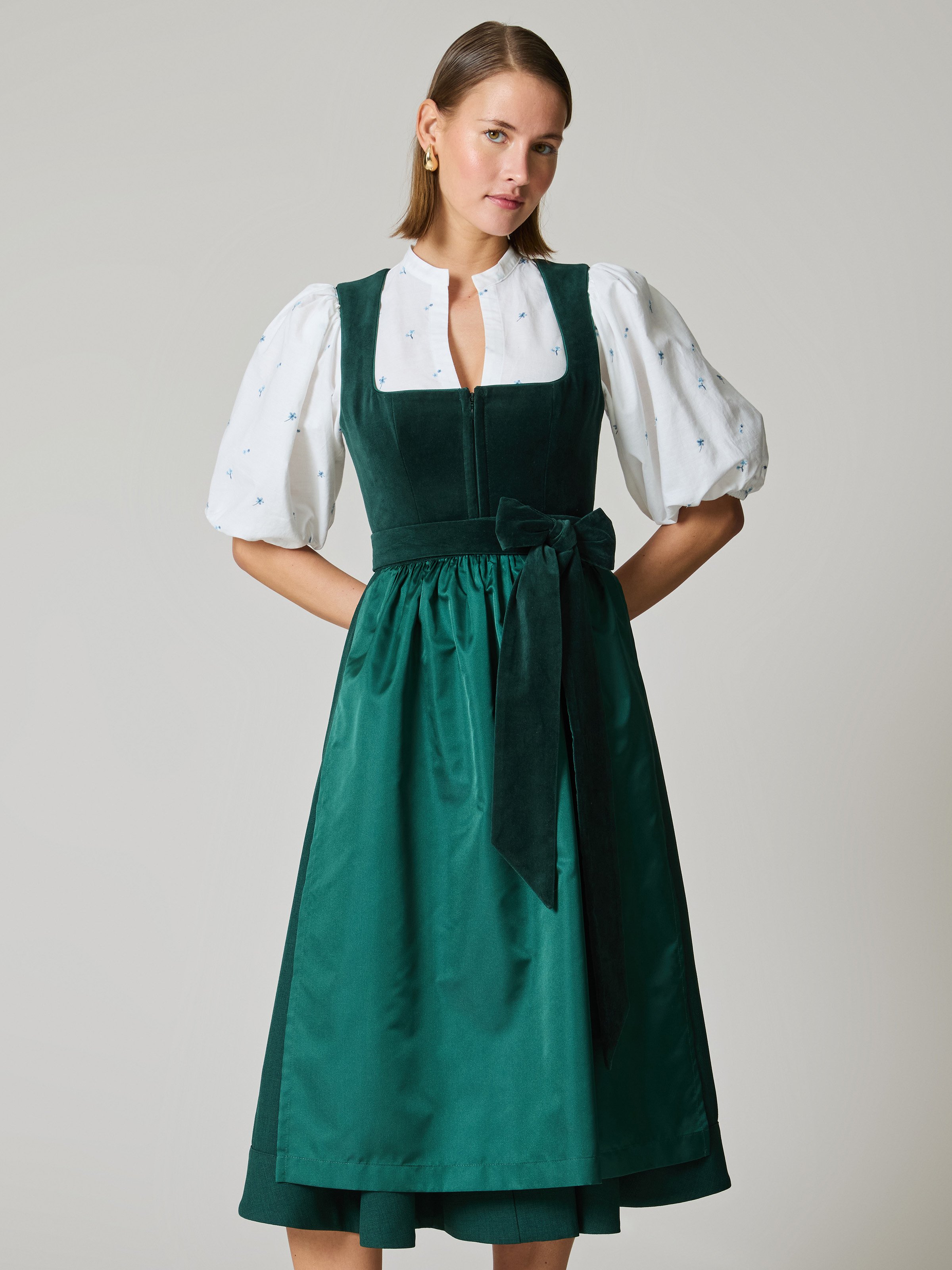 Dirndl in Waldgrün mit Samtmieder