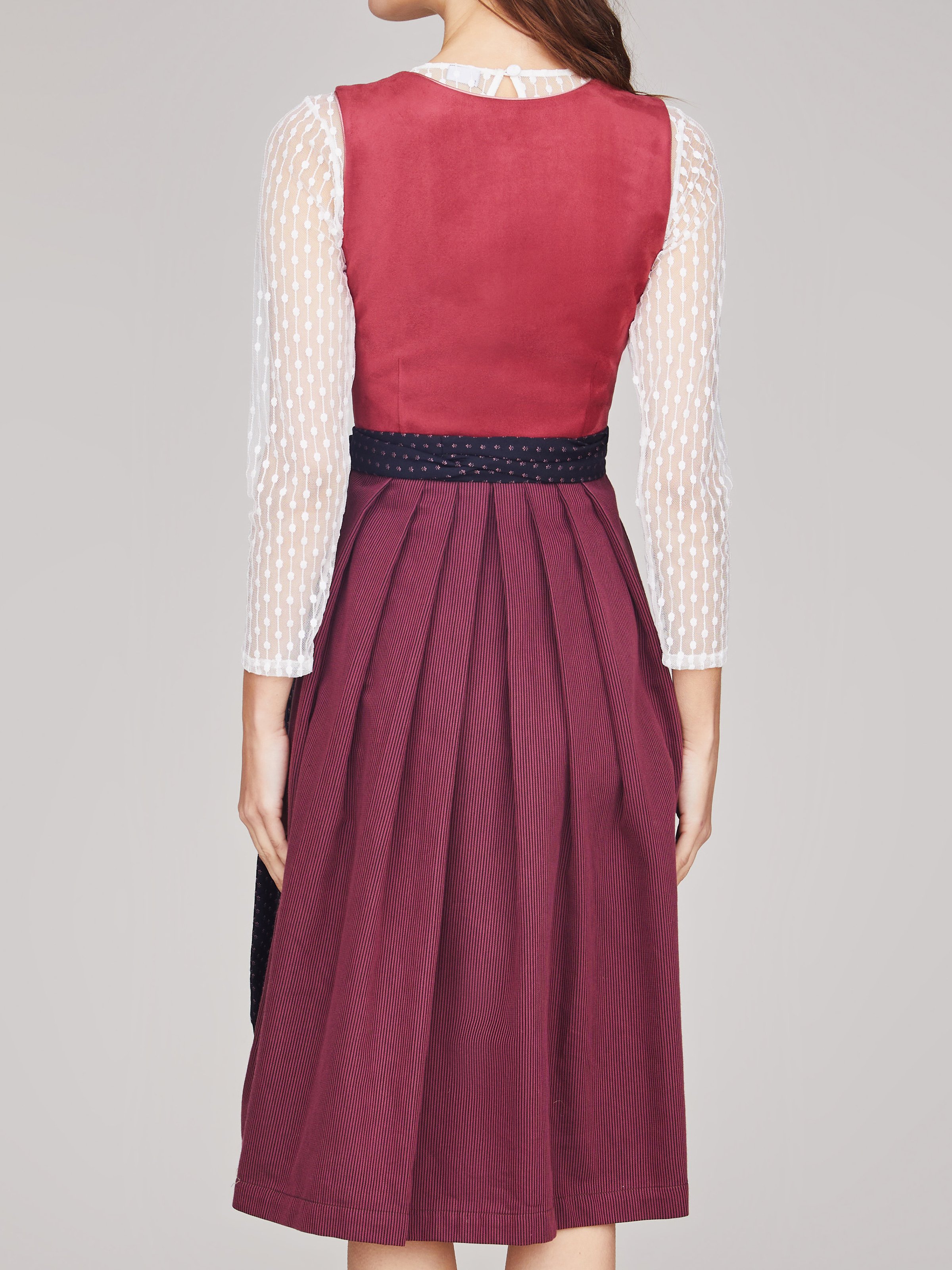 Beerenfarbenes Dirndl mit Velours-Mieder Beerenfarbenes Dirndl mit Velours-Mieder