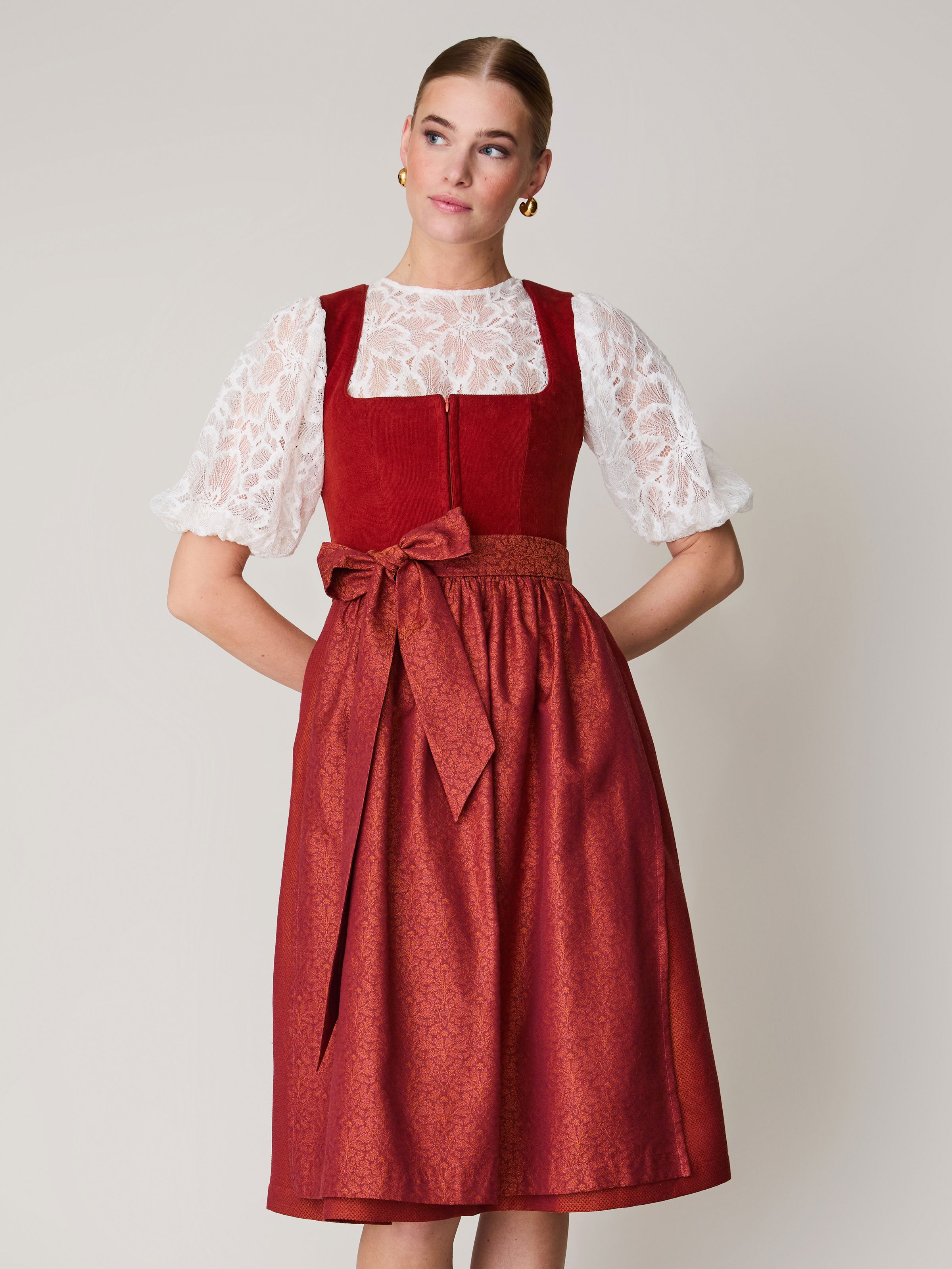 Orangefarbenes Dirndl mit Cord-Mieder