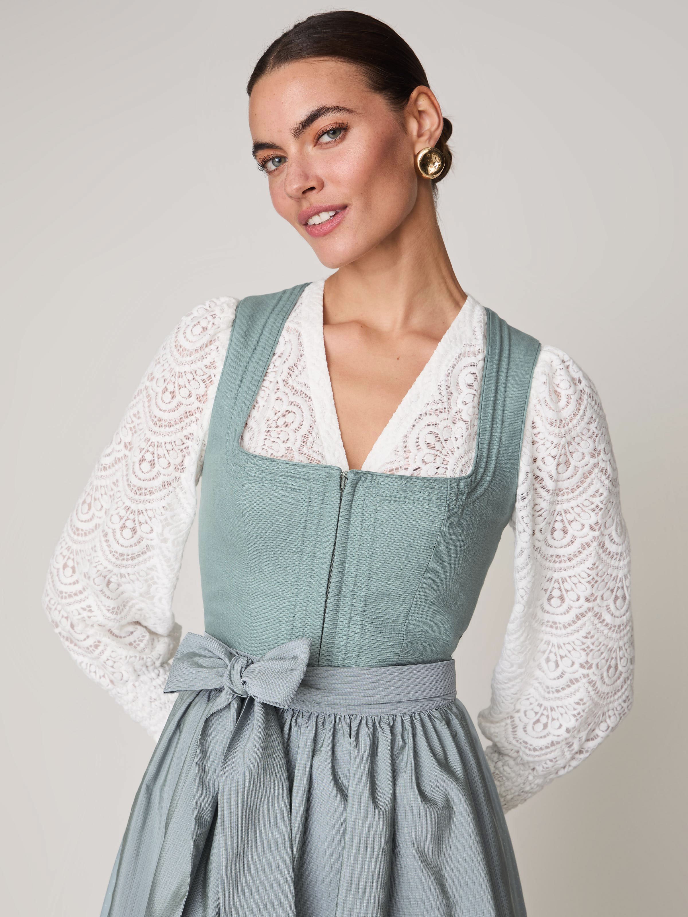 Weiße Dirndlbluse mit V-Ausschnitt
