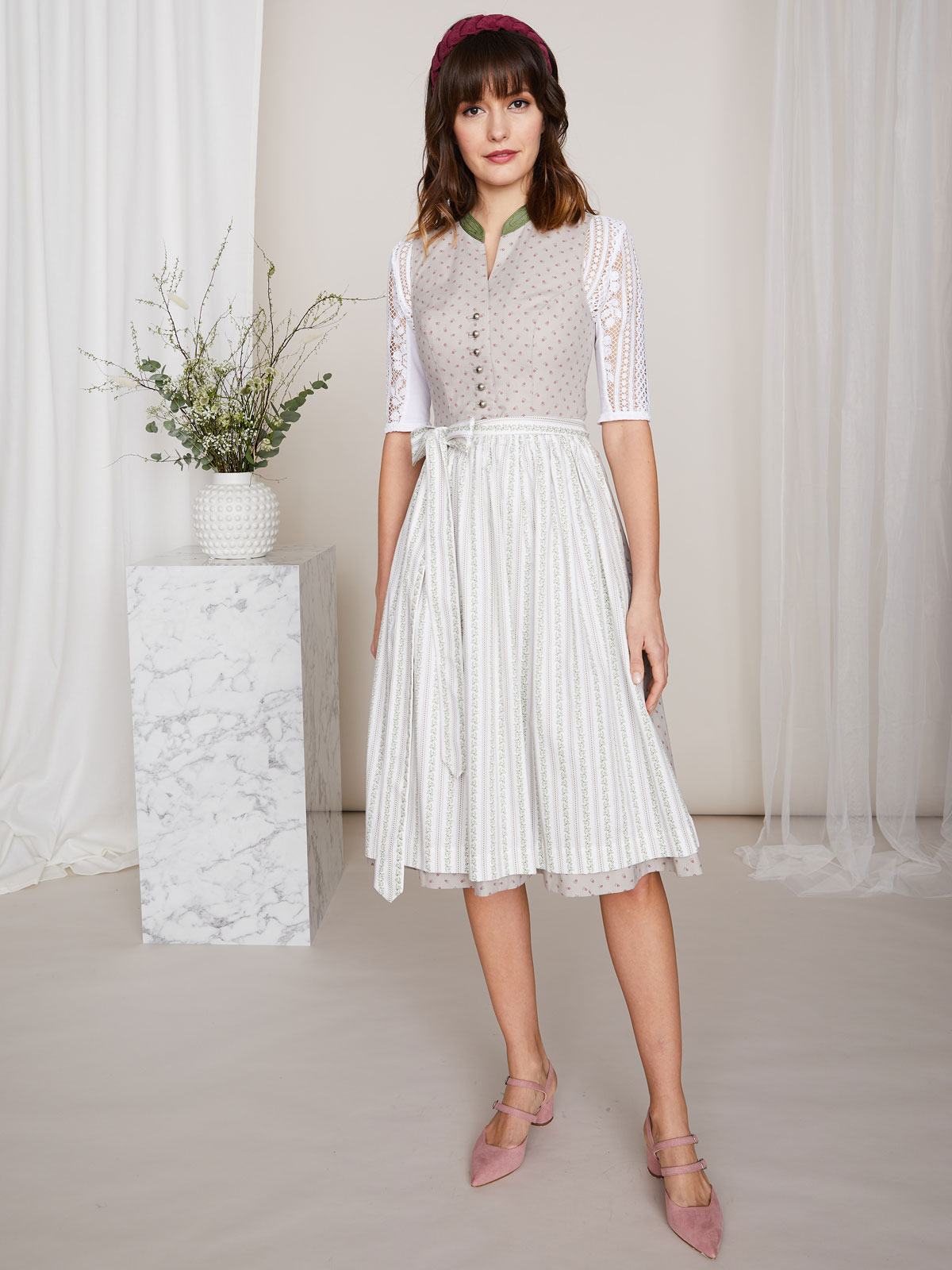 Hochgeschlossenes Dirndl in Beige 