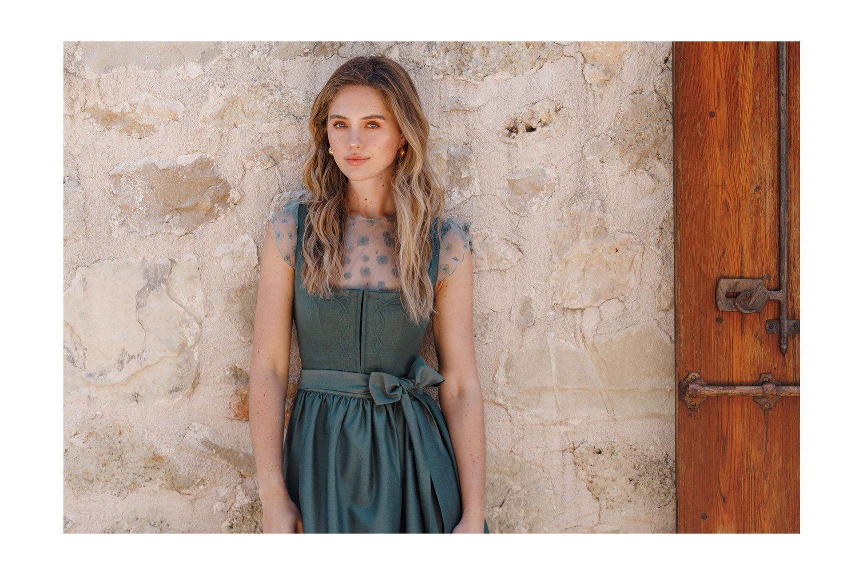 Grünes Dirndl mit Schnursteppung