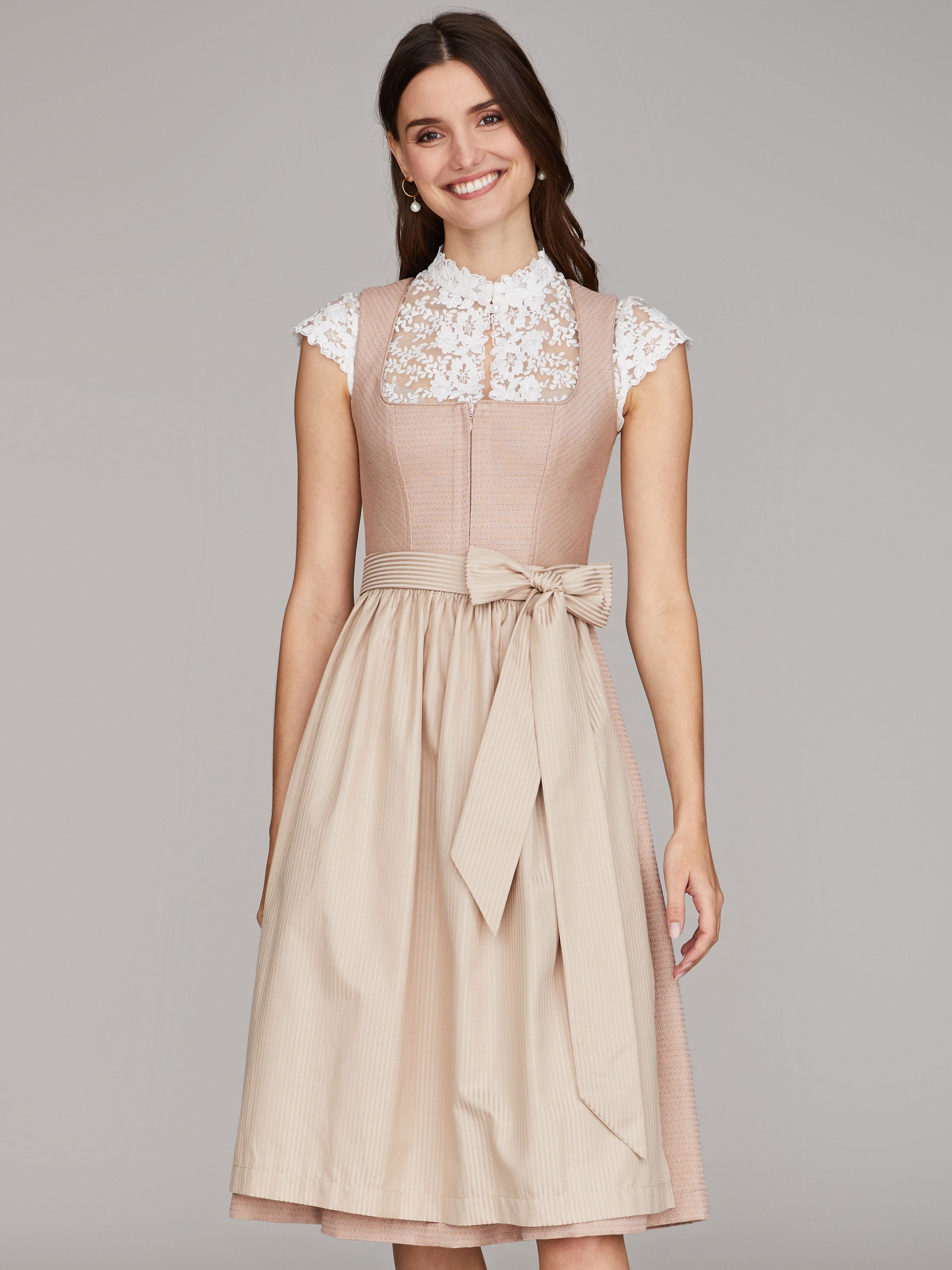 Apricot-rosafarbenes Dirndl Apricot-rosafarbenes Dirndl
