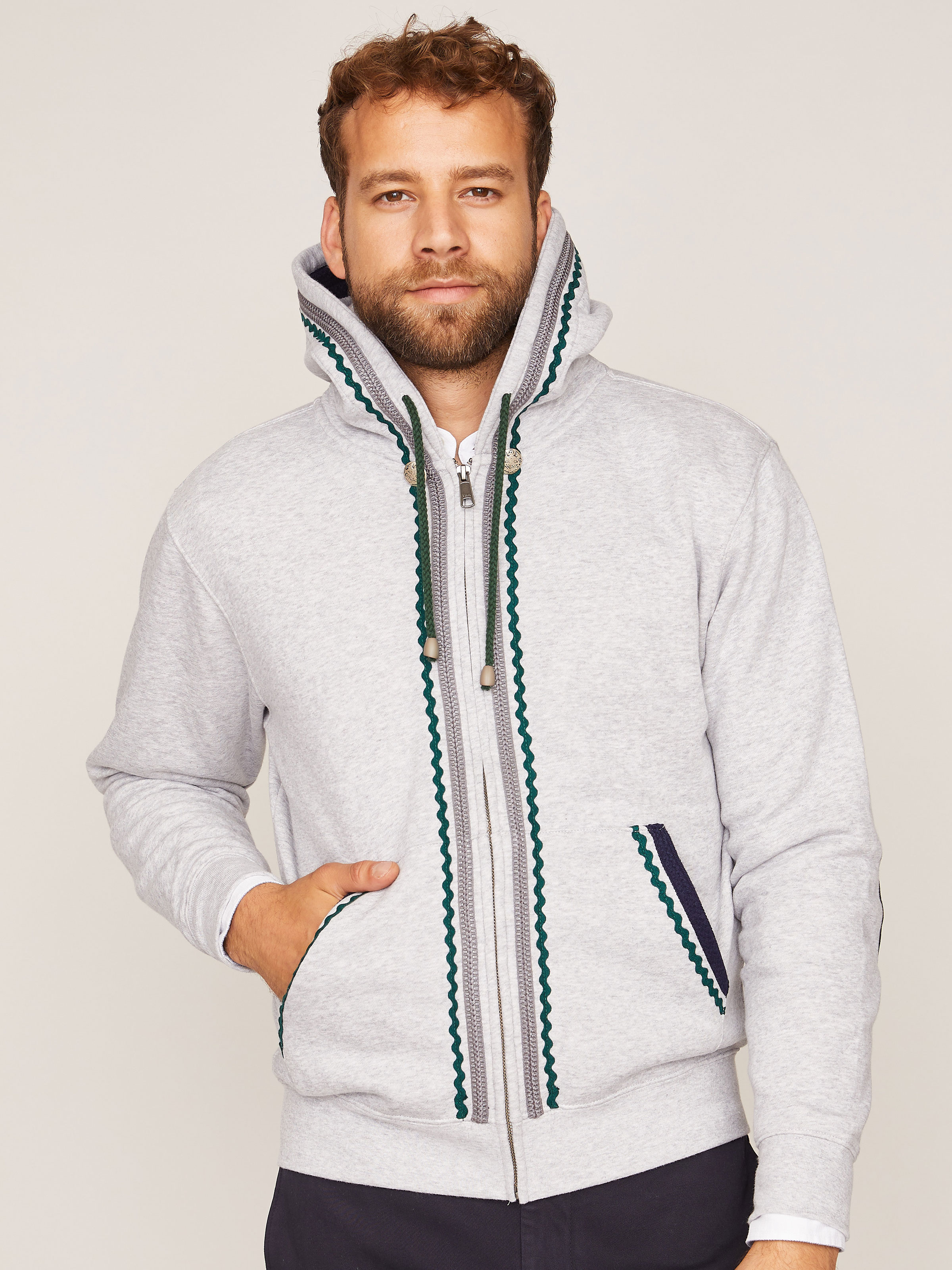 Graue Sweatjacke im Trachten-Stil