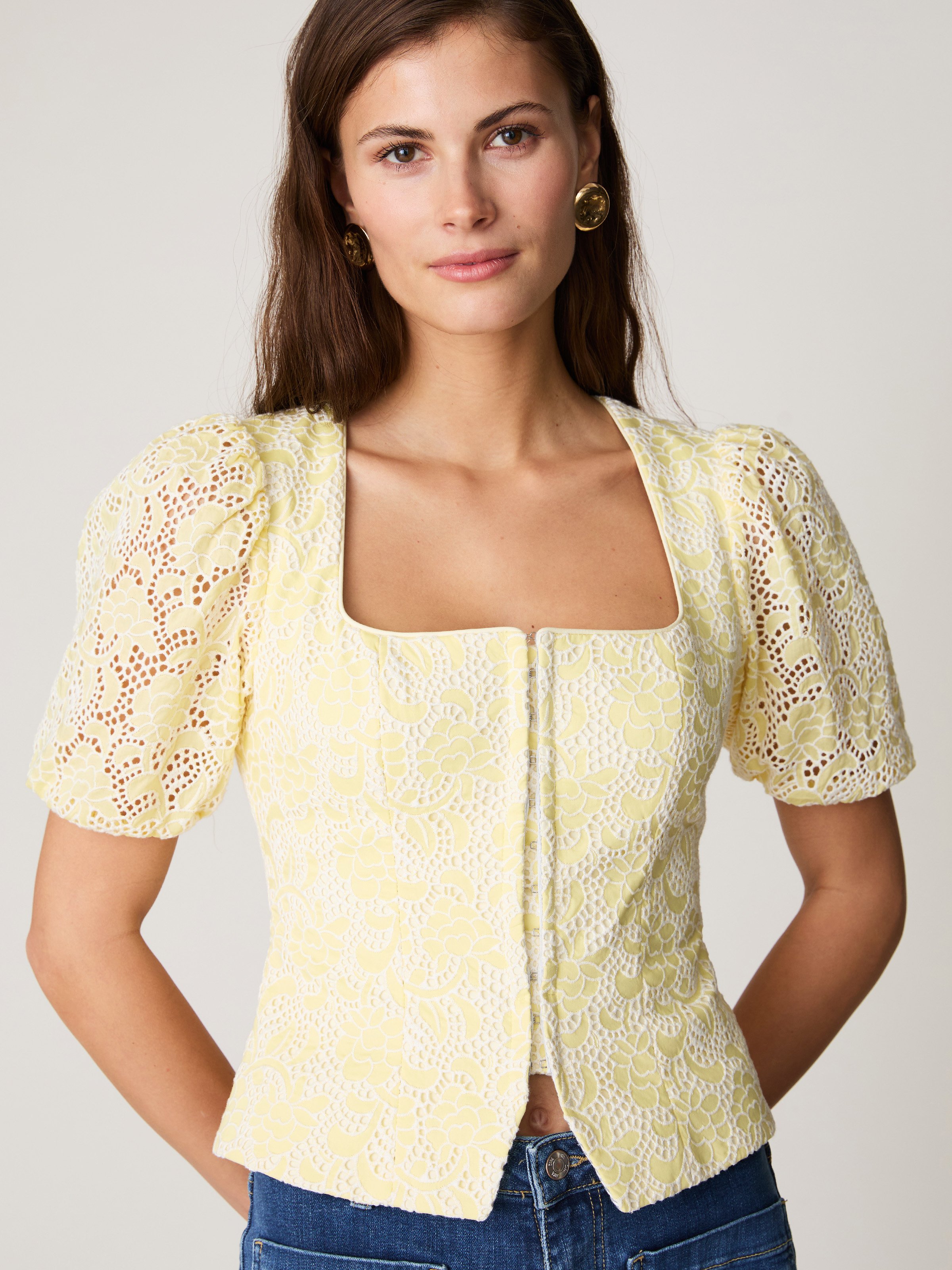 Gelbes Mieder aus Lochspitze