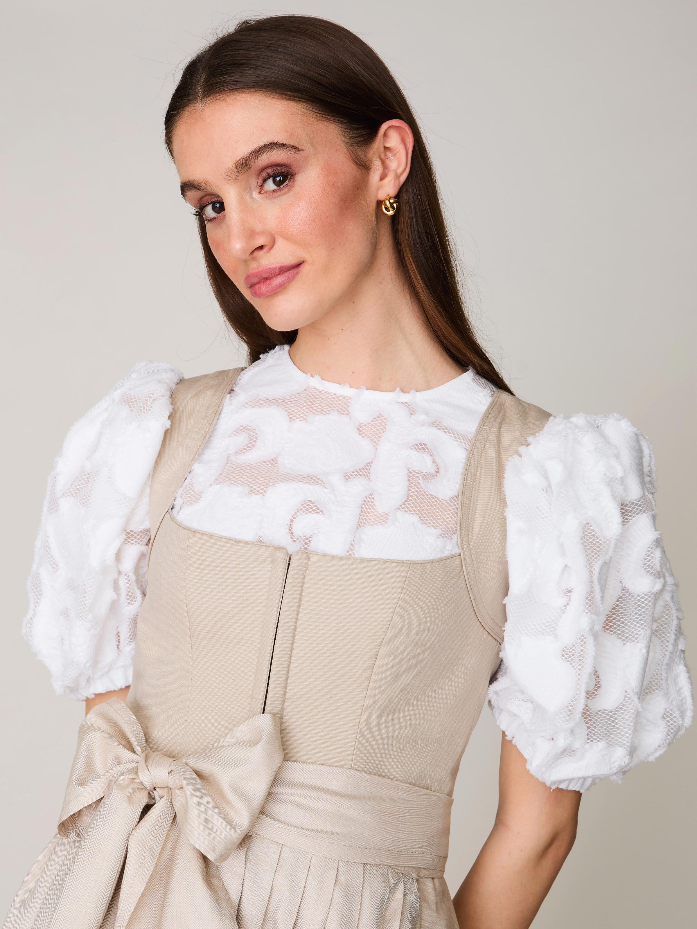 Hochgeschlossene Dirndlbluse mit Puffärmeln
