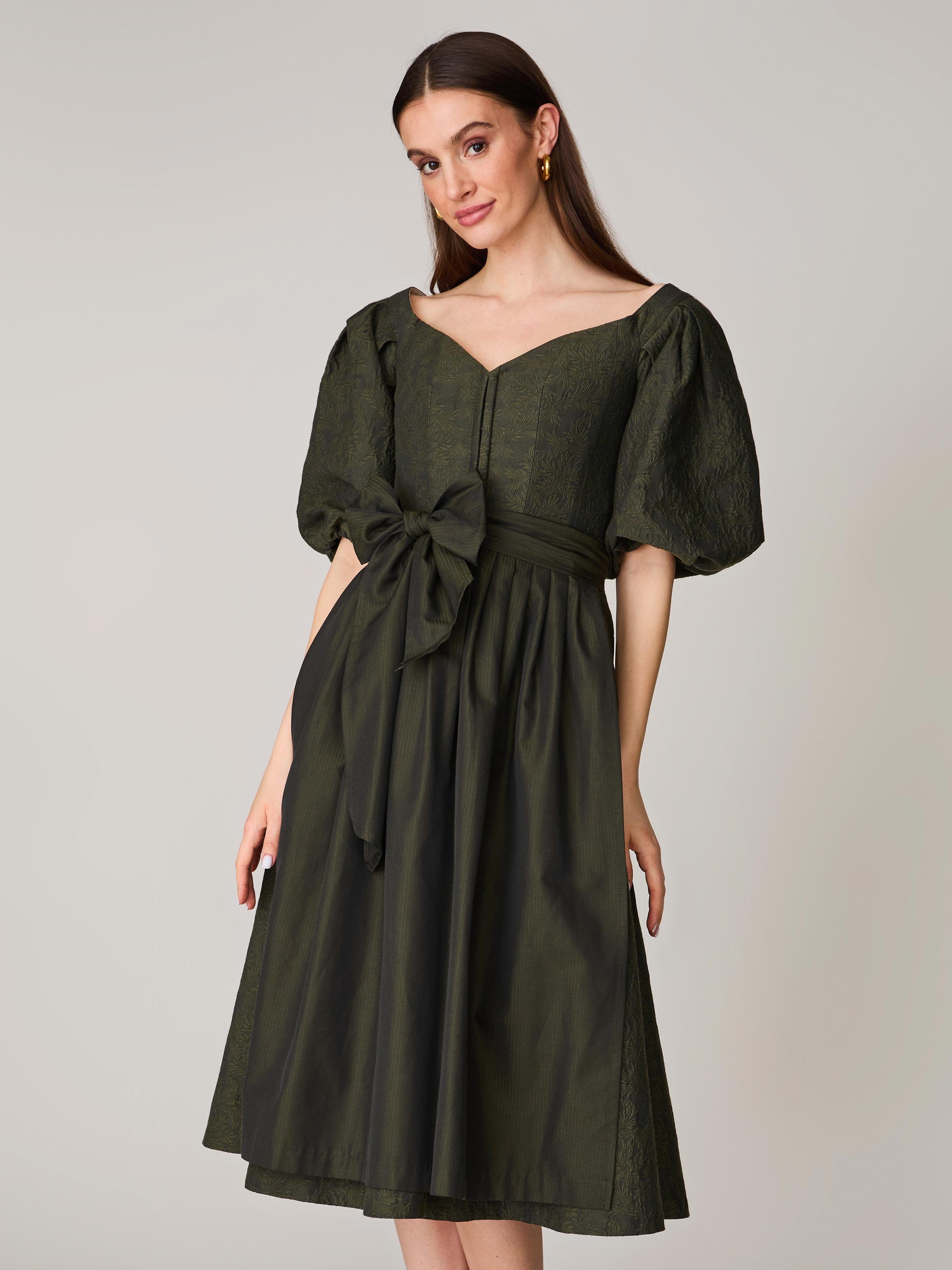 Grünes Dirndl mit Off-Shoulder Ausschnitt