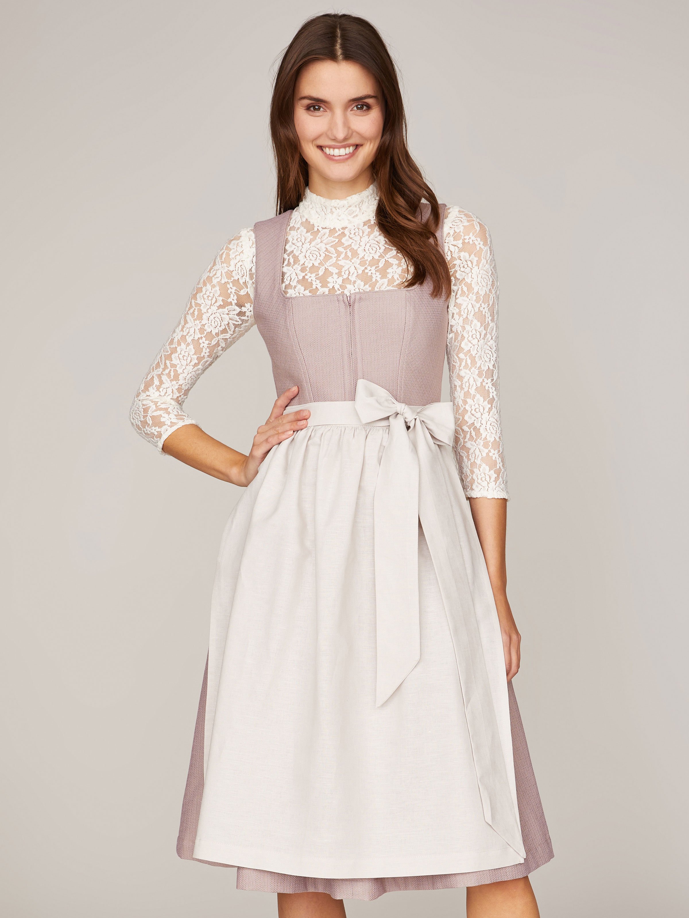 Lavendelfarbenes Dirndl Lavendelfarbenes Dirndl