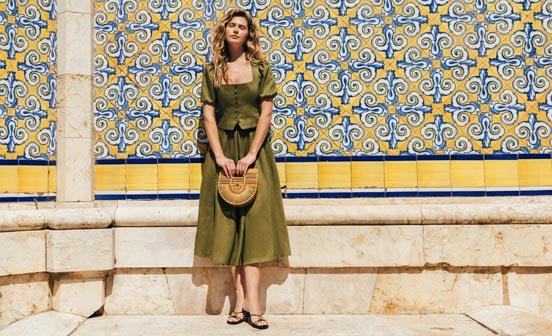 Olive Grüne Tracht aus drei Teilen  Olive Grüne Tracht aus drei Teilen