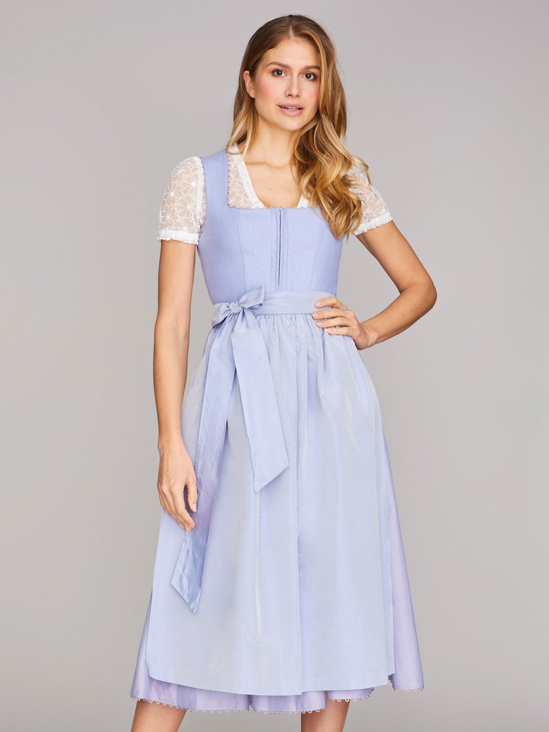 kinga-math-dirndl-trachtenmode-limberry
