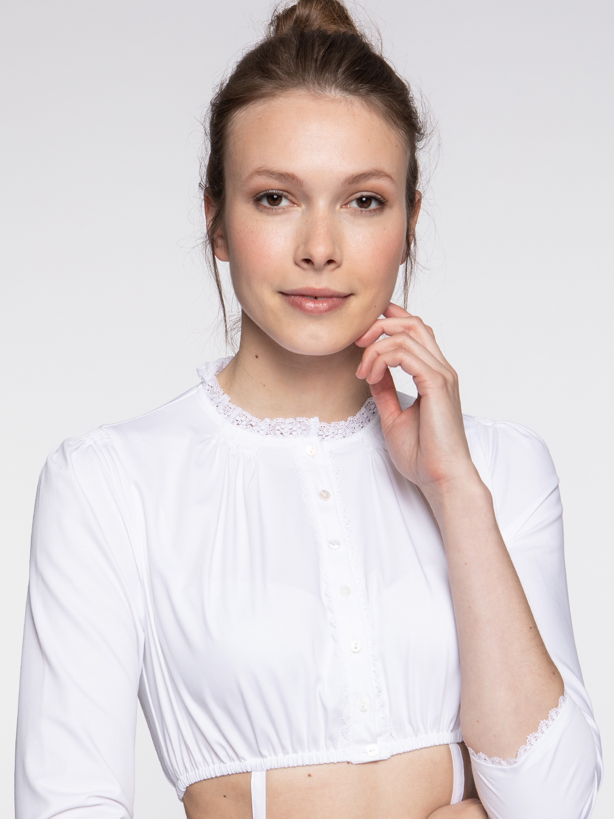 Hochgeschlossene Dirndlbluse mit Rüschen | GOTTSEIDANK