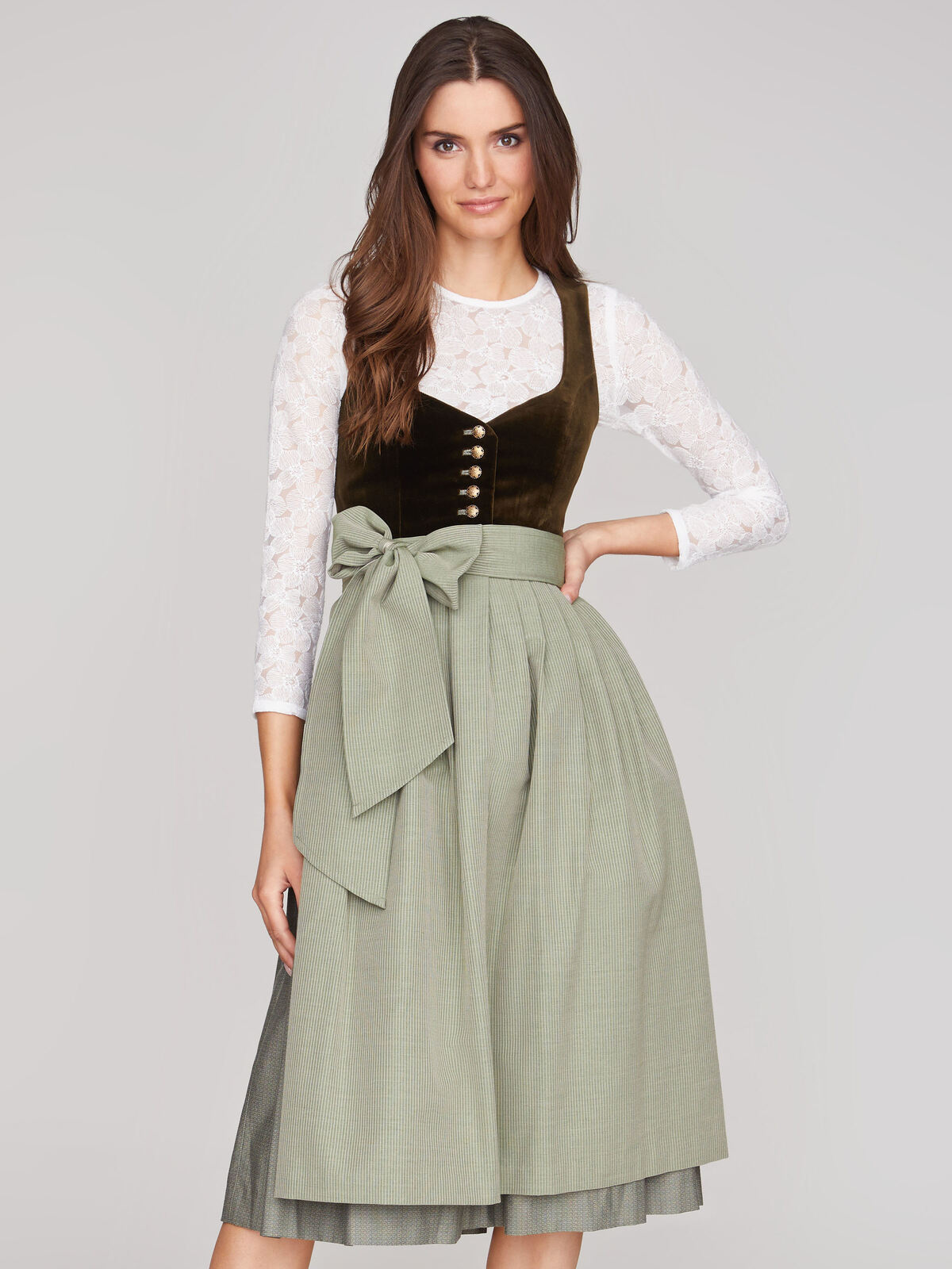 Dunkelgrünes Dirndl mit Samt-Mieder Braunes Dirndl mit grüner Schürze und weißer Bluse