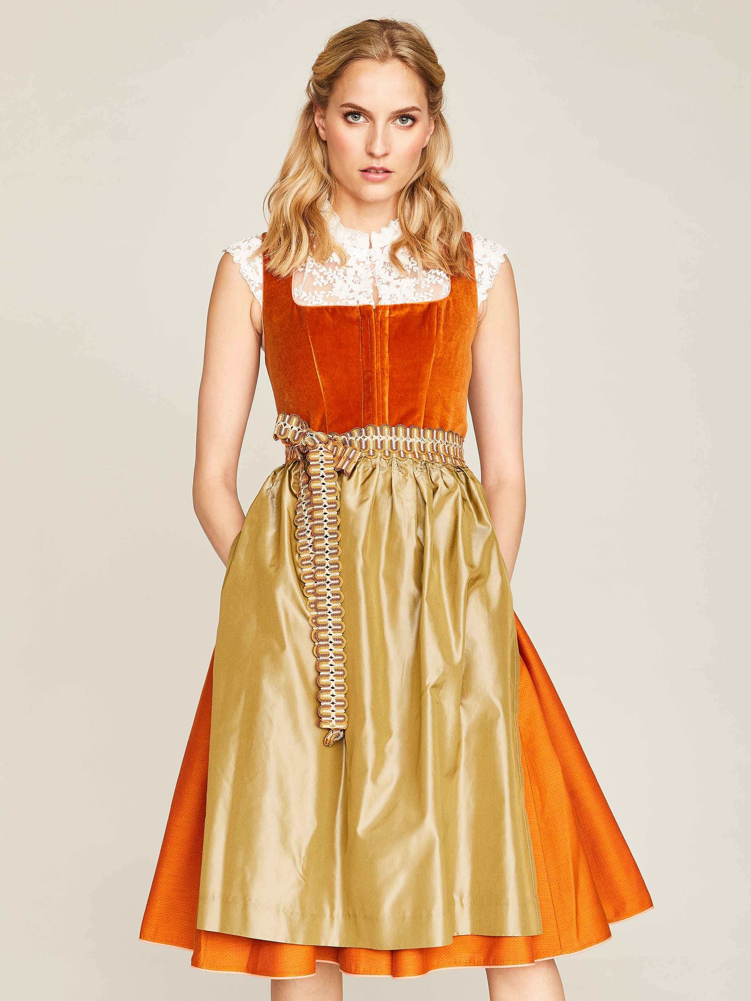 Samt-Dirndl in Orange