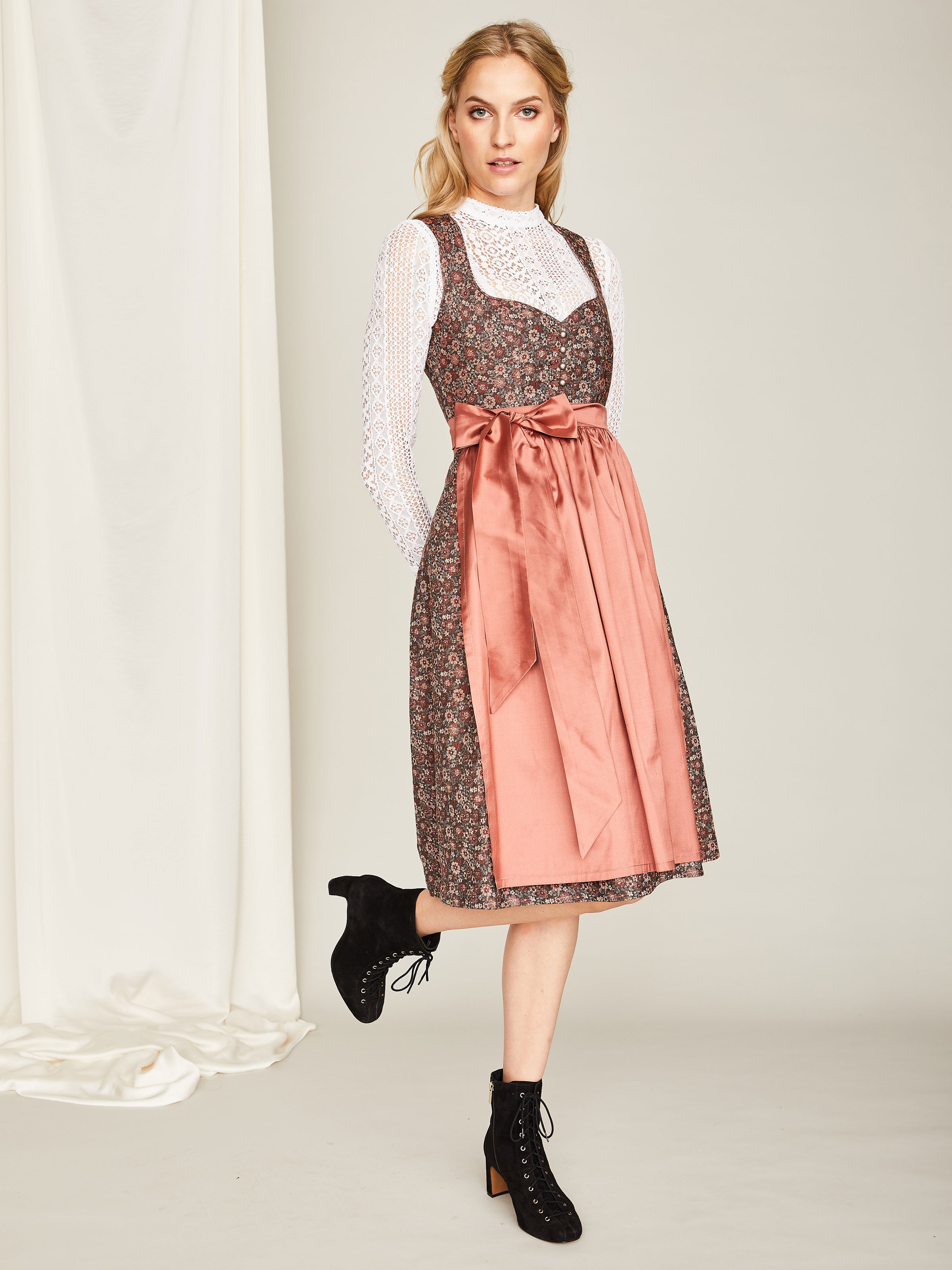 Rosé-braunes Dirndl mit zwei Schürzen Rosé-braunes Dirndl mit zwei Schürzen