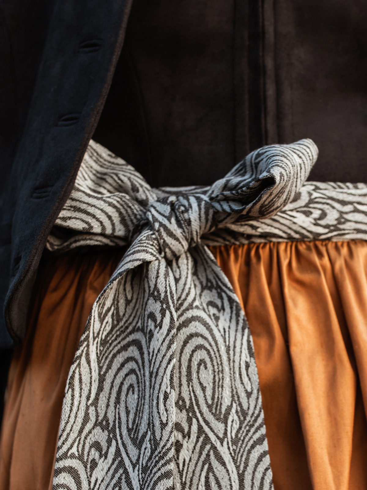 Schwarzes Dirndl im Animalprint mit zwei Schürzen Schwarzes Dirndl im Animalprint mit zwei Schürzen