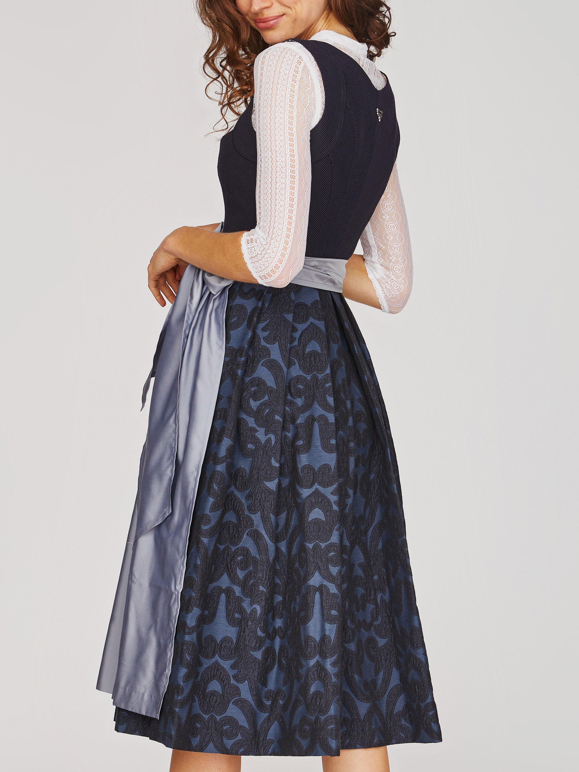 Nachtblaues Dirndl mit eisblauer Schürze Nachtblaues Dirndl mit eisblauer Schürze