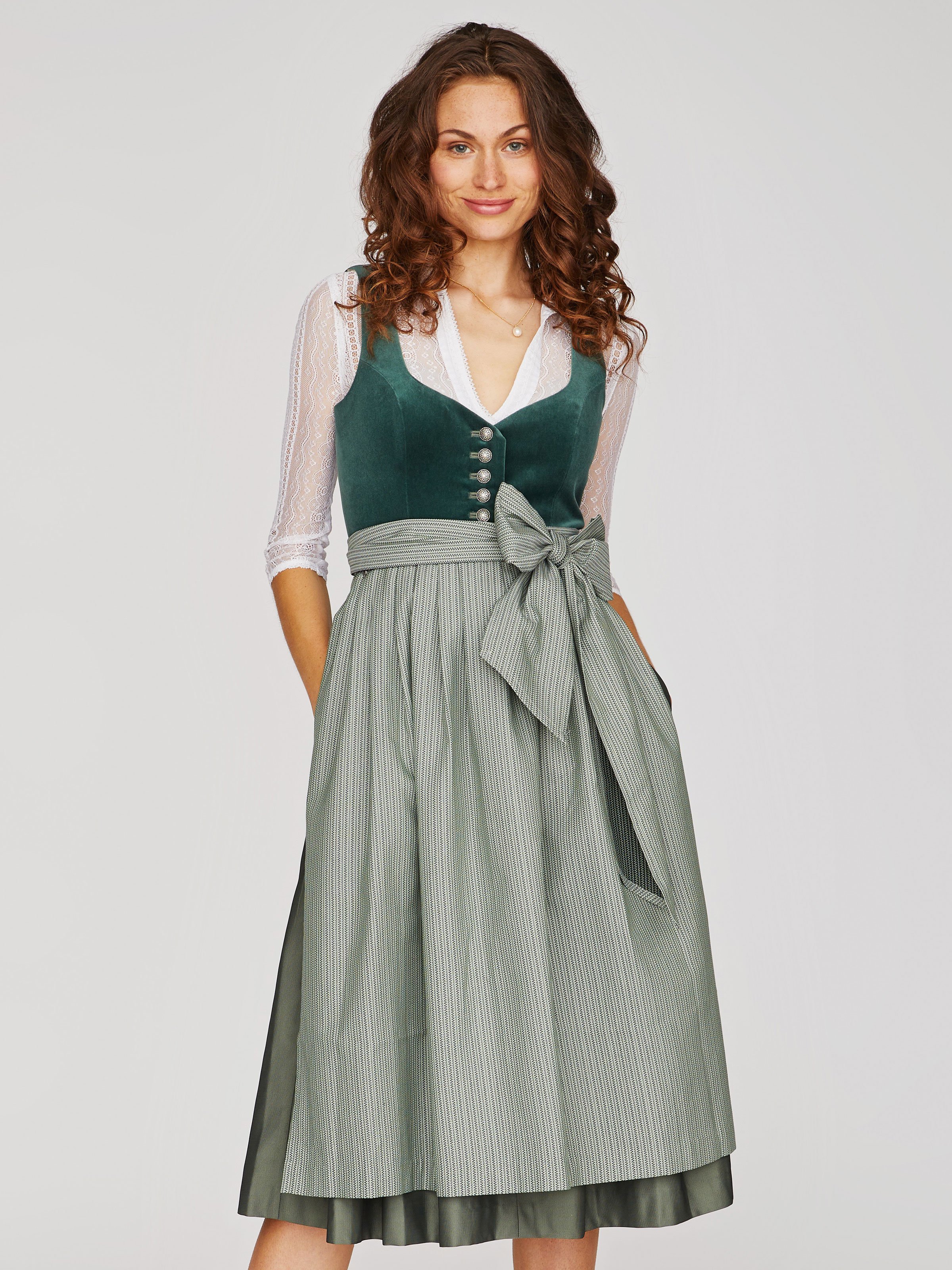 Dunkelgrünes Samtdirndl mit salbeigrüner Schürze Dunkelgrünes Samtdirndl mit salbeigrüner Schürze