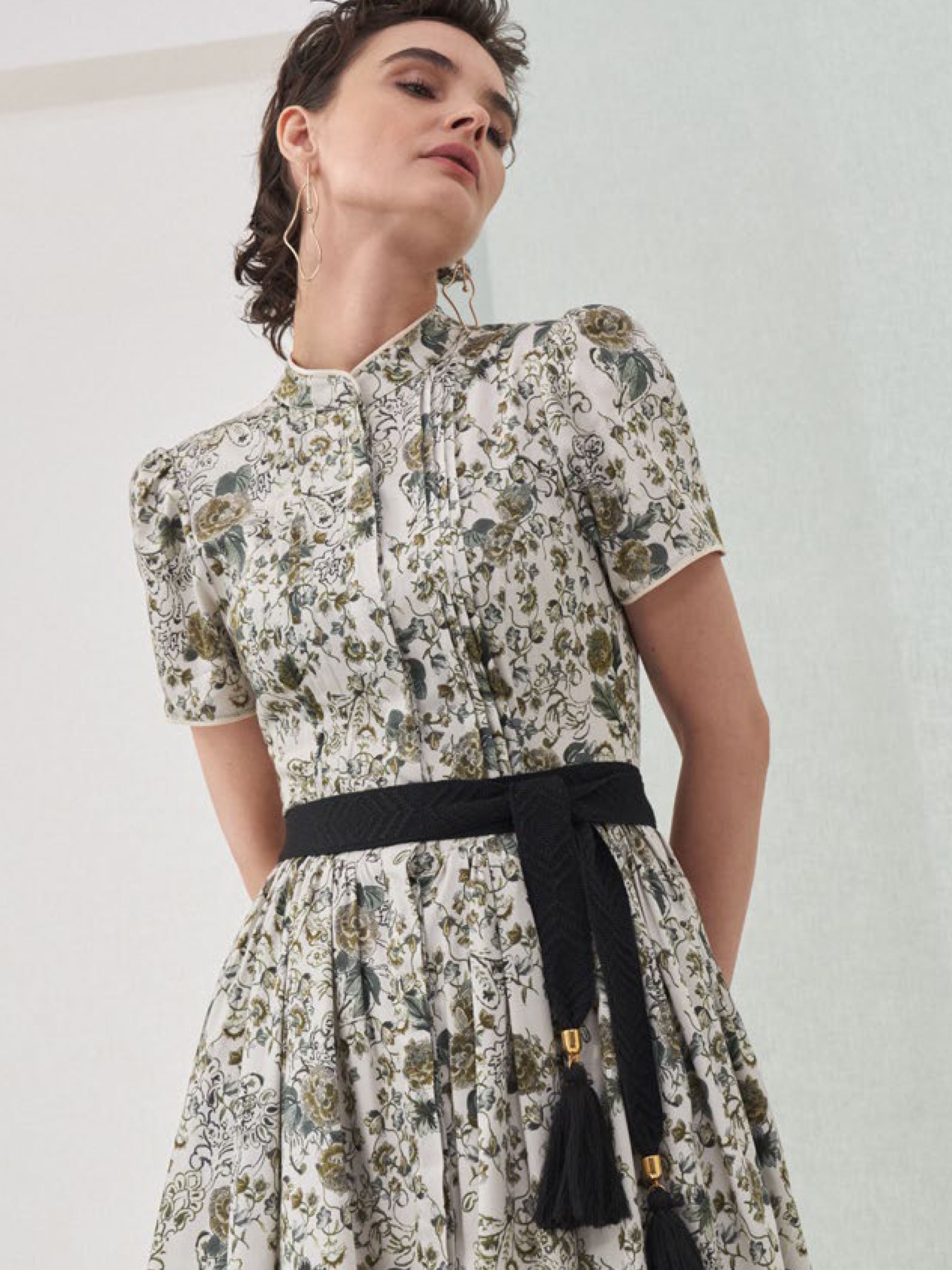 Geblümtes Kleid mit Taillengürtel Geblümtes Kleid mit Taillengürtel