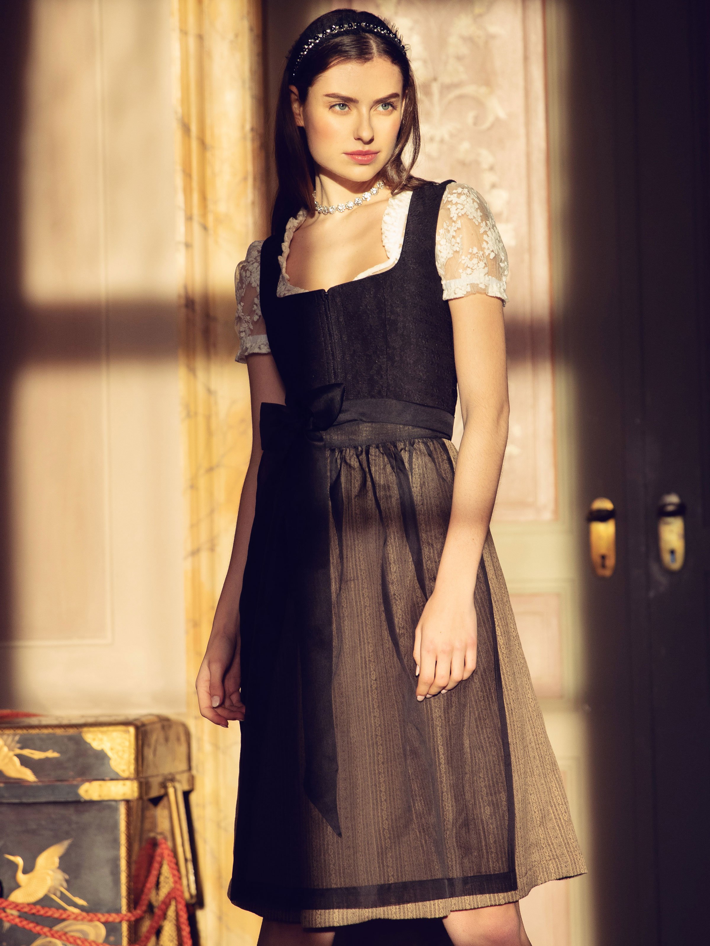 Material-Mix Dirndl mit zwei Schürzen Material-Mix Dirndl mit zwei Schürzen