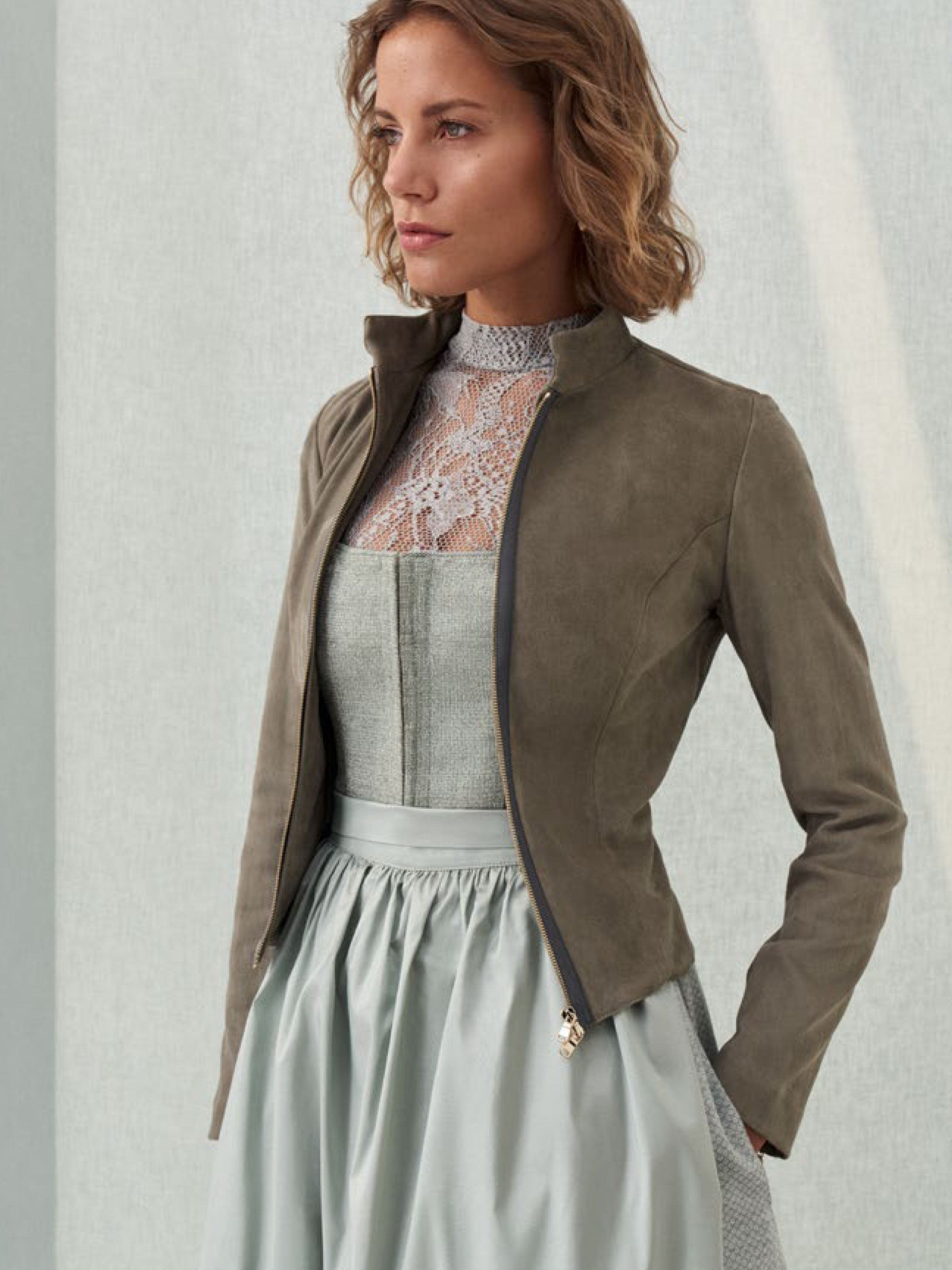 Mintfarbenes Dirndl mit Balkonette-Ausschnitt Mintfarbenes Dirndl mit Balkonette-Ausschnitt