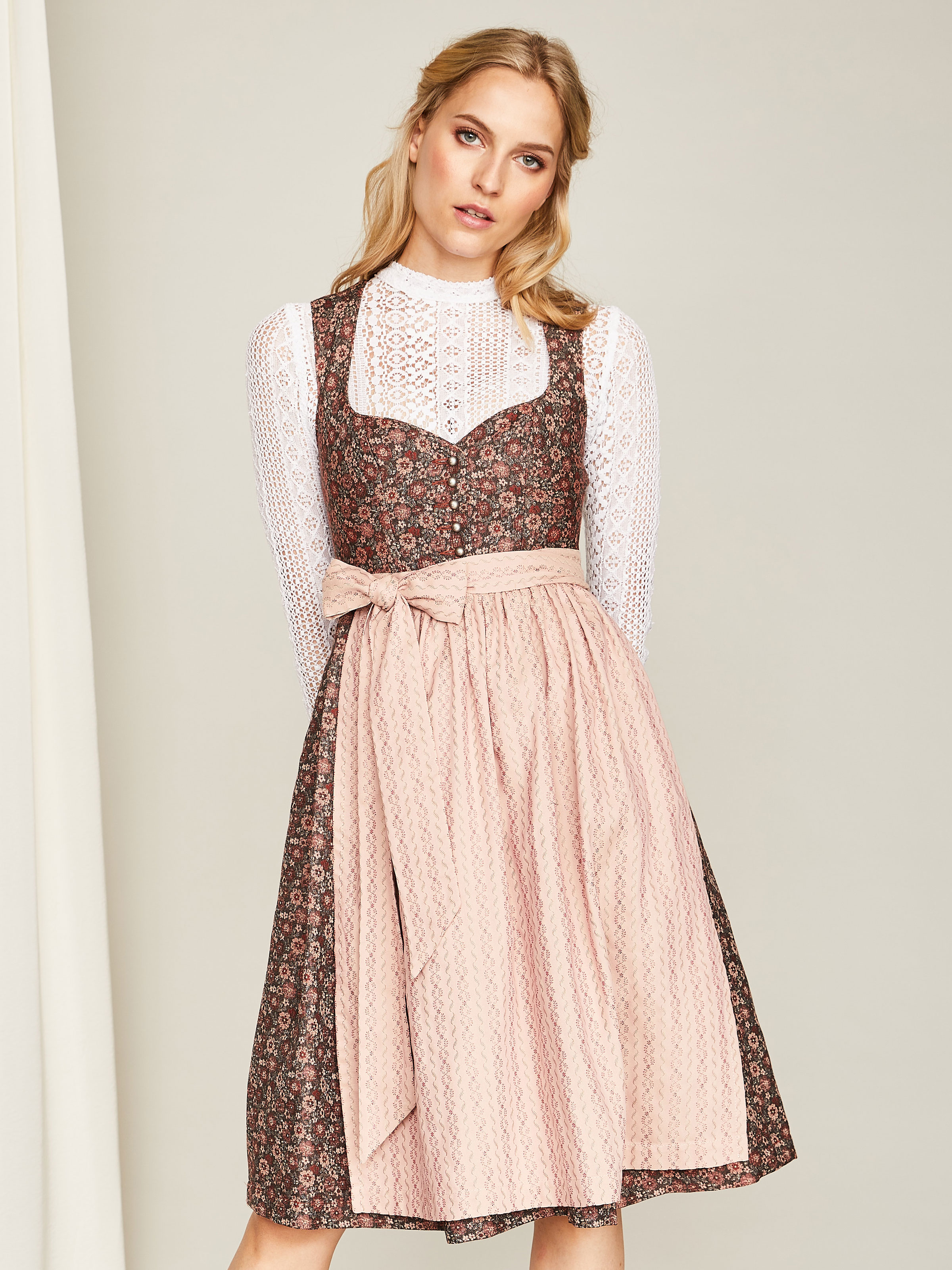 Rosé-braunes Dirndl mit zwei Schürzen Rosé-braunes Dirndl mit zwei Schürzen