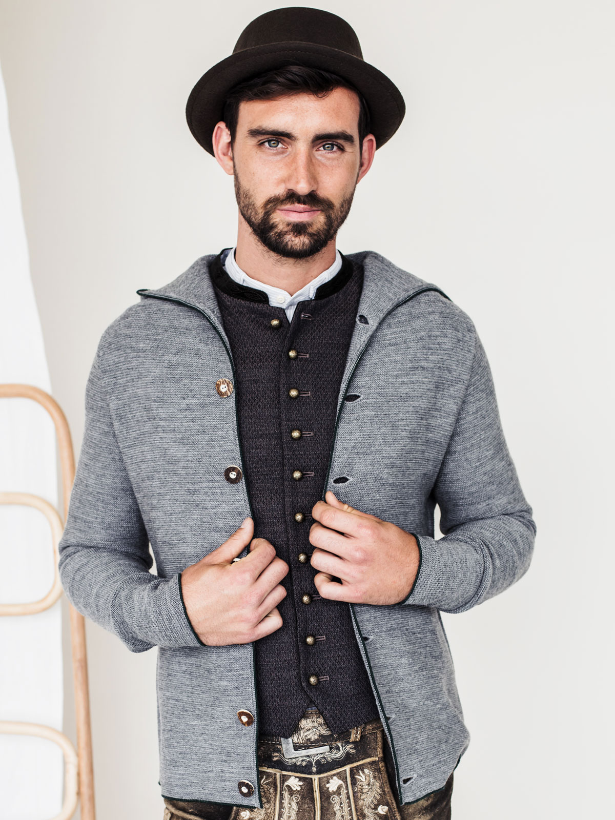 Trachten Strickjacke in Hellgrau GOTTSEIDANK