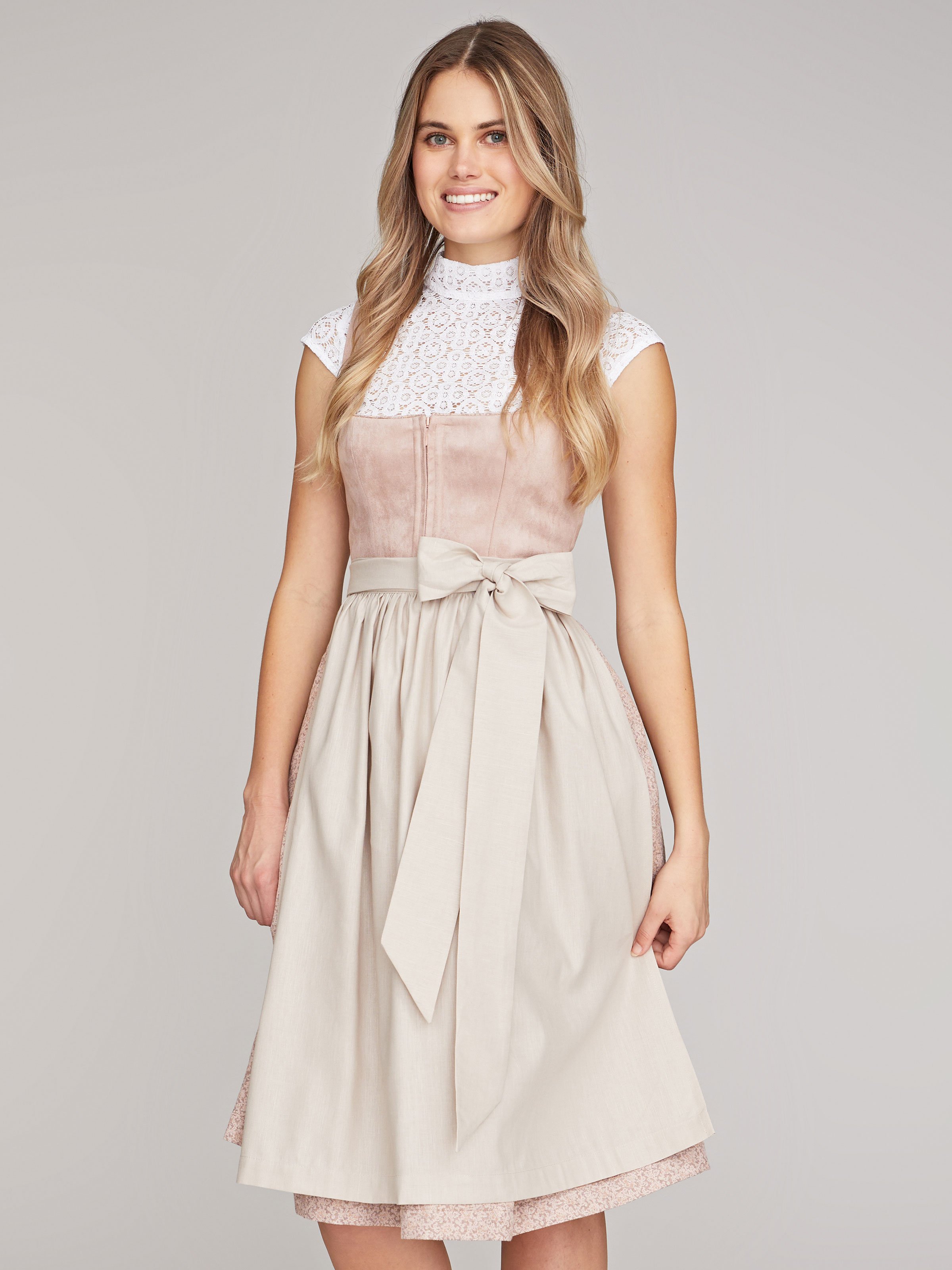 Rosé-beiges Dirndl mit zwei Schürzen Rosé-beiges Dirndl mit zwei Schürzen