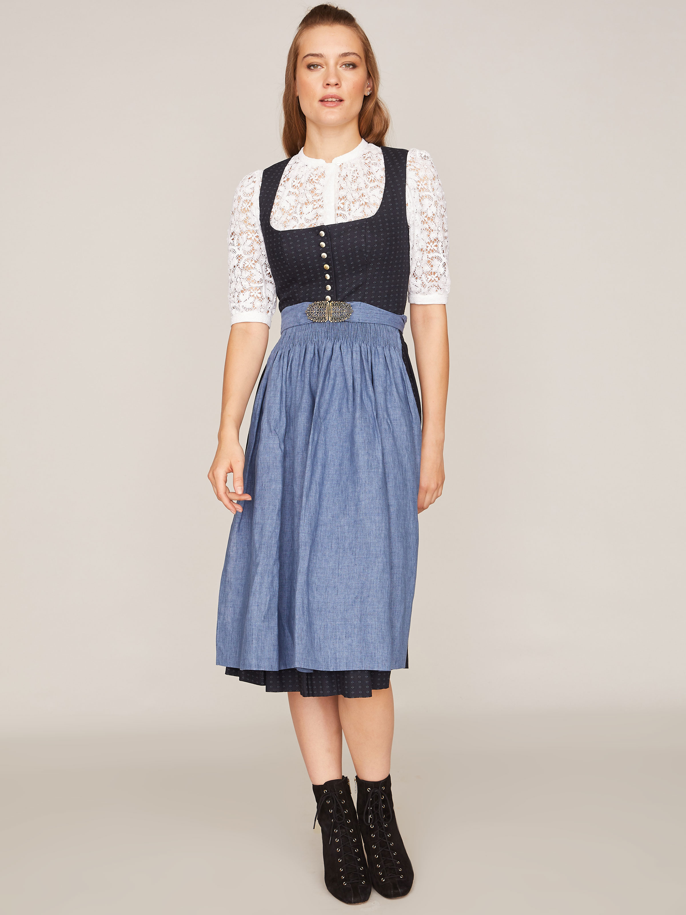 Nachtblaues Dirndl mit Leinenschürze Nachtblaues Dirndl mit Leinenschürze