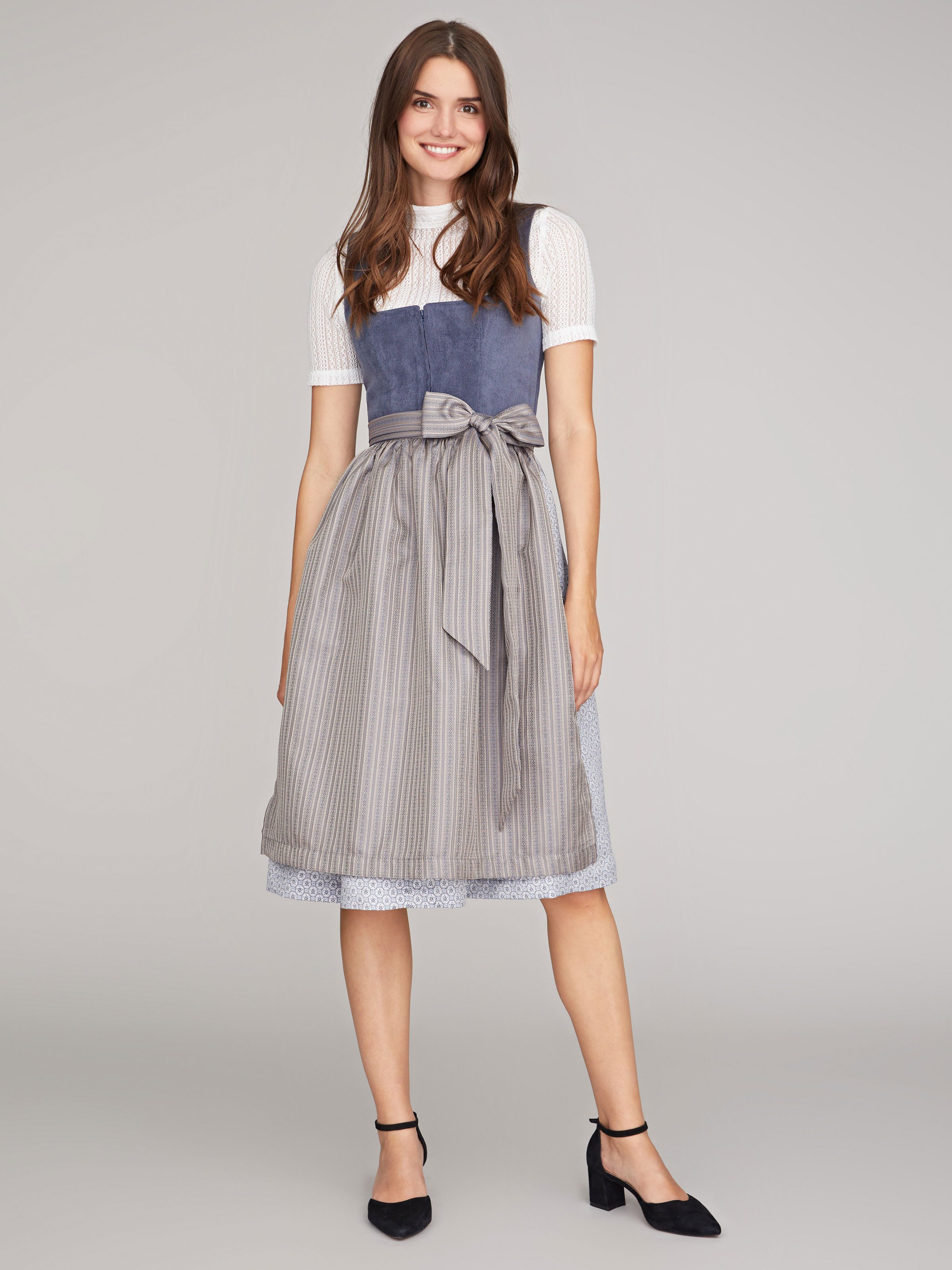 Blaues Dirndl mit Cord-Mieder Blaues Dirndl mit Cord-Mieder