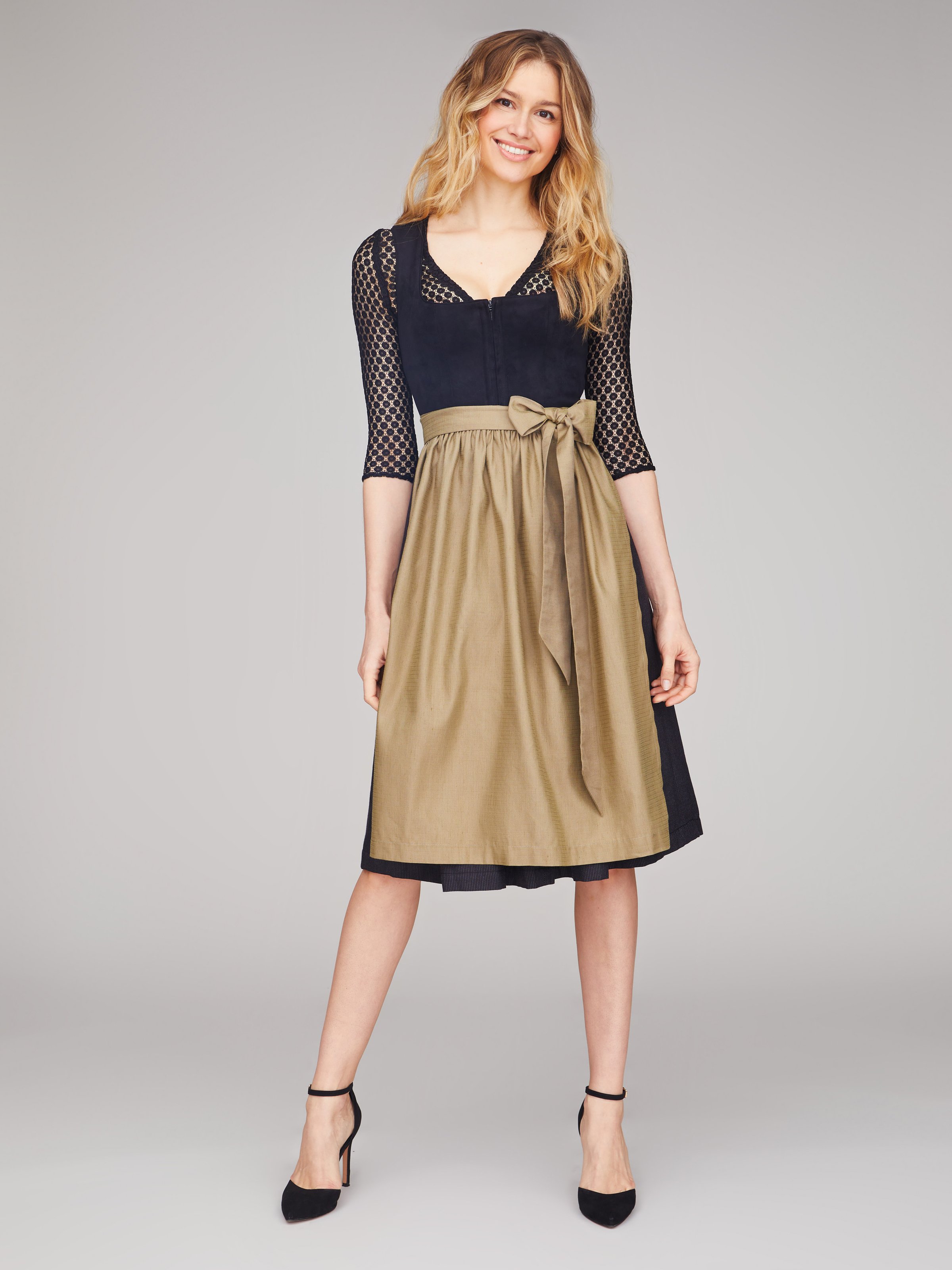 Schwarze Dirndlbluse mit V-Ausschnitt Schwarze Dirndlbluse mit V-Ausschnitt