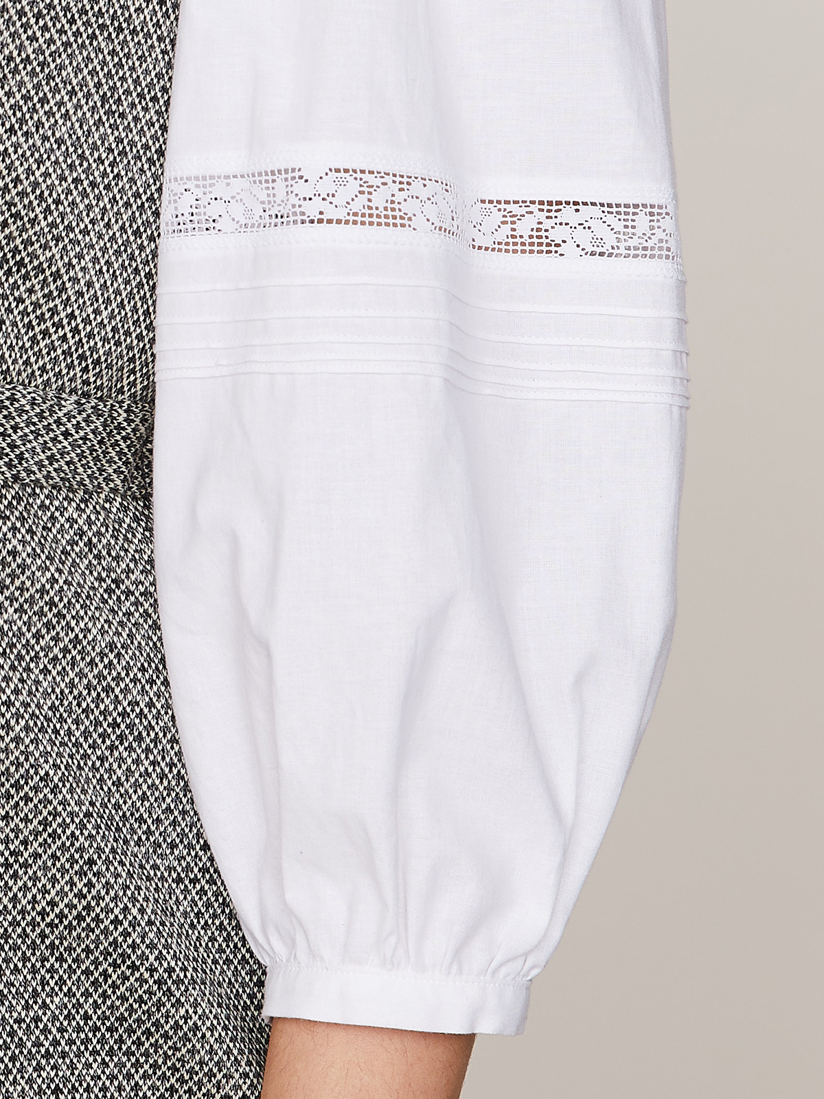 Weiße Bluse mit Häkelspitze Weiße Bluse mit Häkelspitze