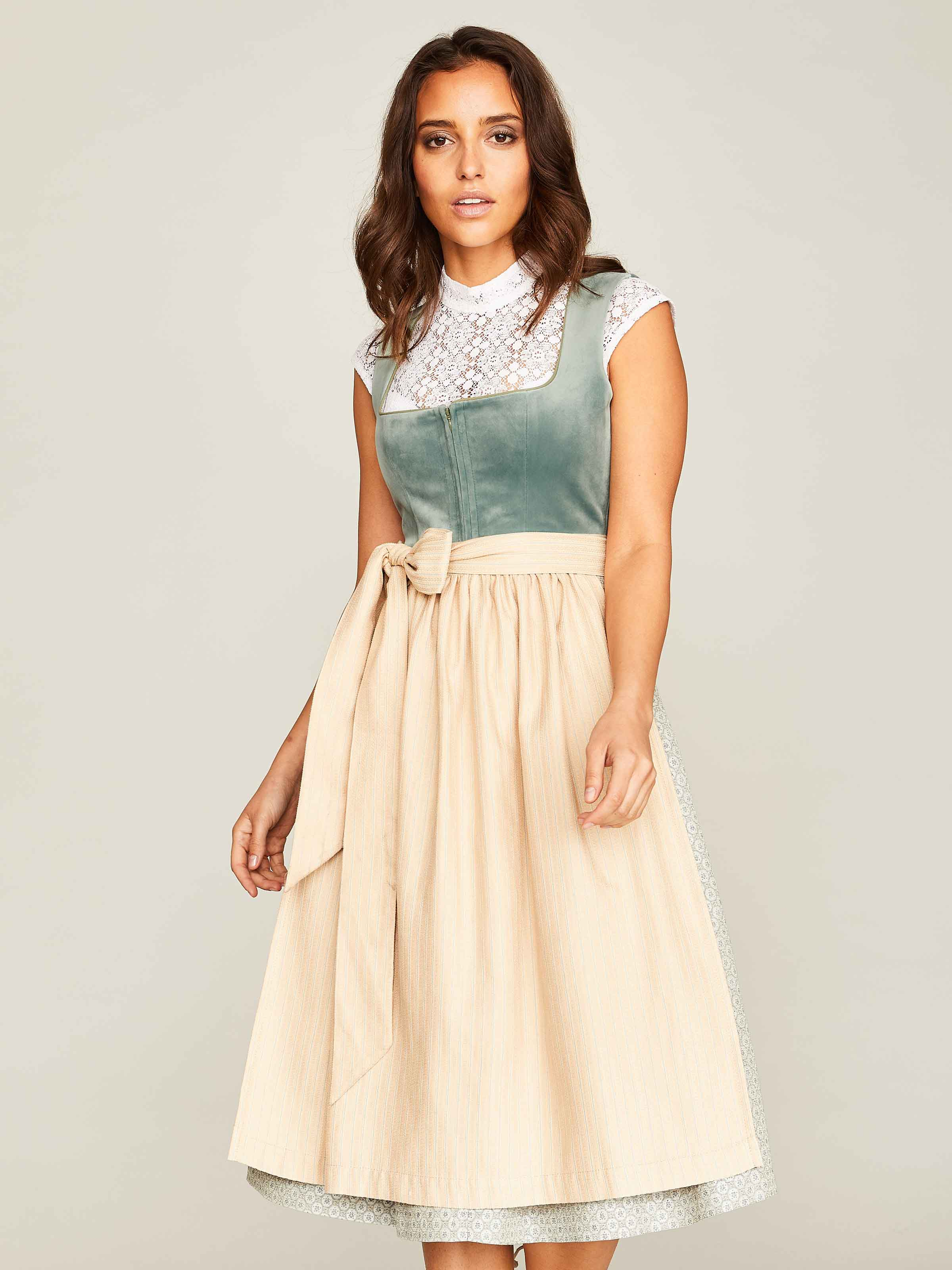 Salbeigrünes Dirndl mit zwei Schürzen Salbeigrünes Dirndl mit zwei Schürzen