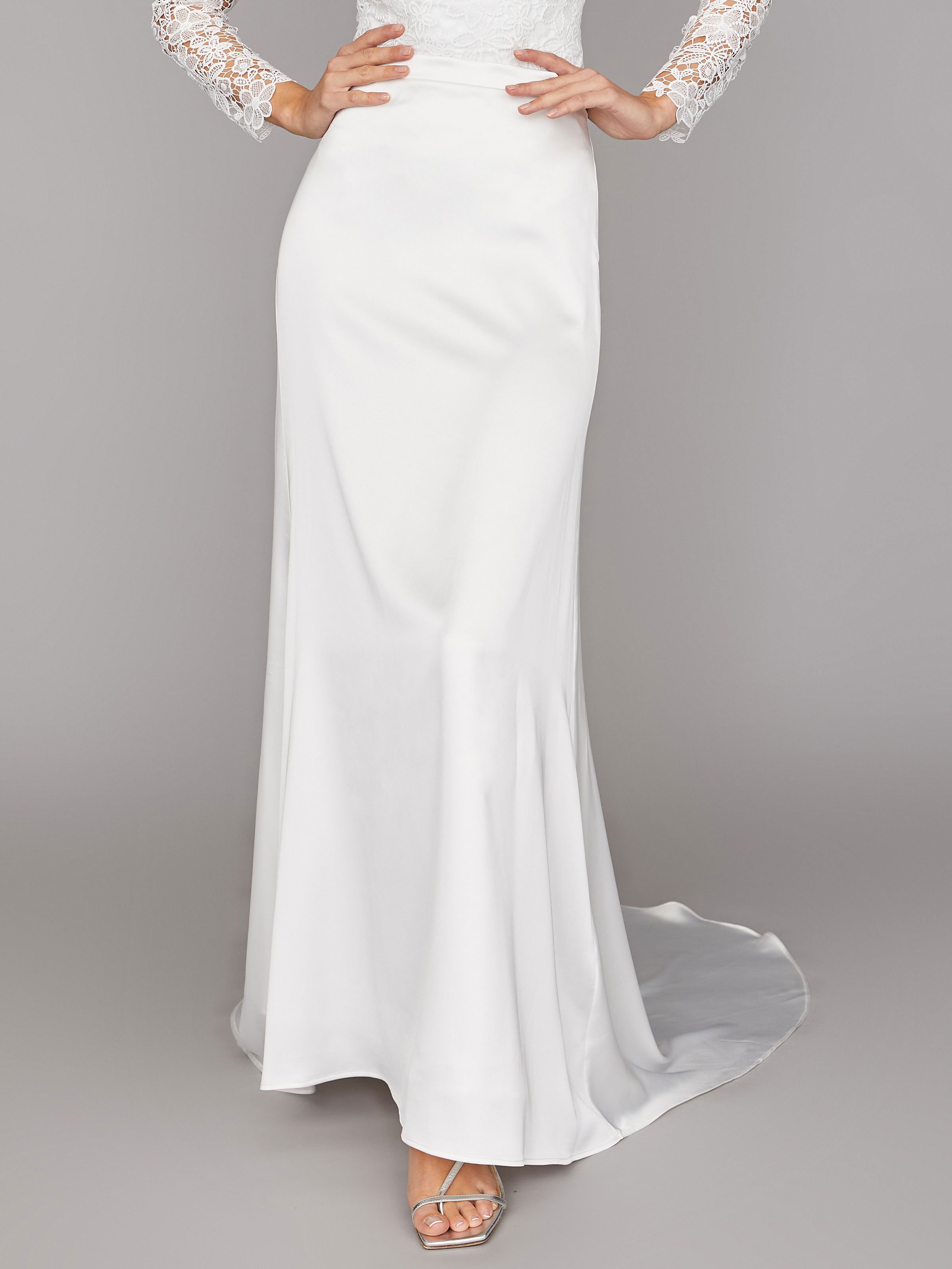 Langer Braut-Rock mit Schleppe aus cremefarbenen Satin Langer Braut-Rock mit Schleppe aus cremefarbenen Satin
