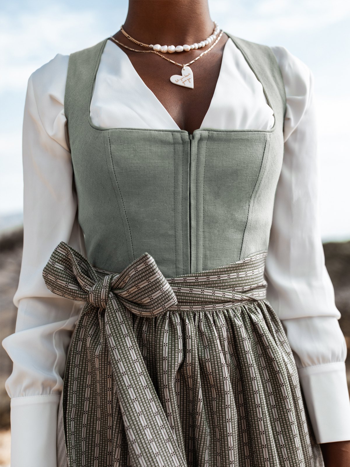 Khakifarbenes Dirndl mit zwei Schürzen Khakifarbenes Dirndl mit zwei Schürzen