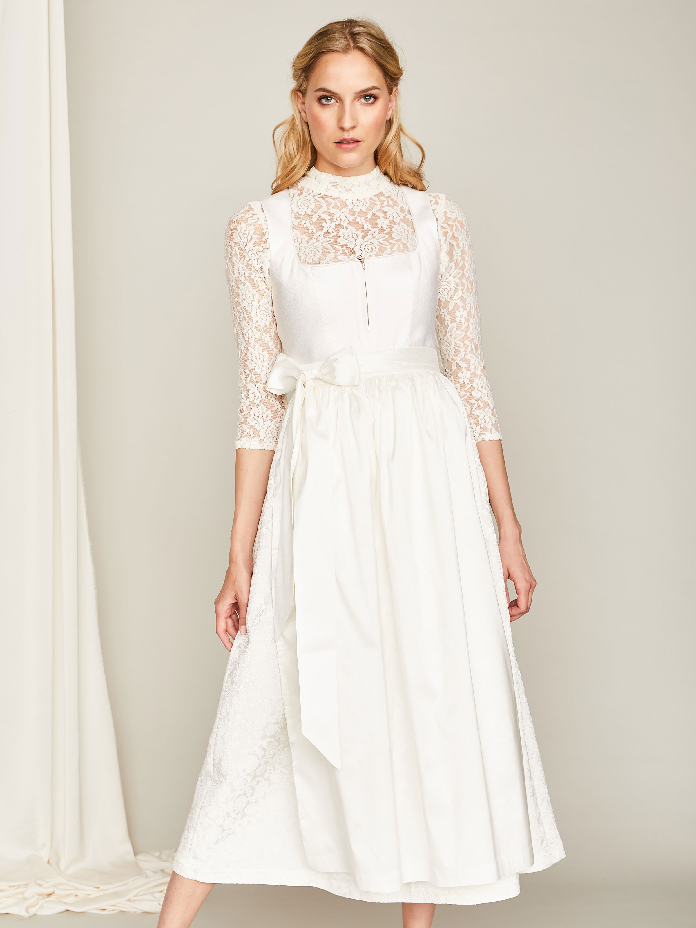 Langes Hochzeits-Dirndl in Cremeweiß Langes Hochzeits-Dirndl in Cremeweiß