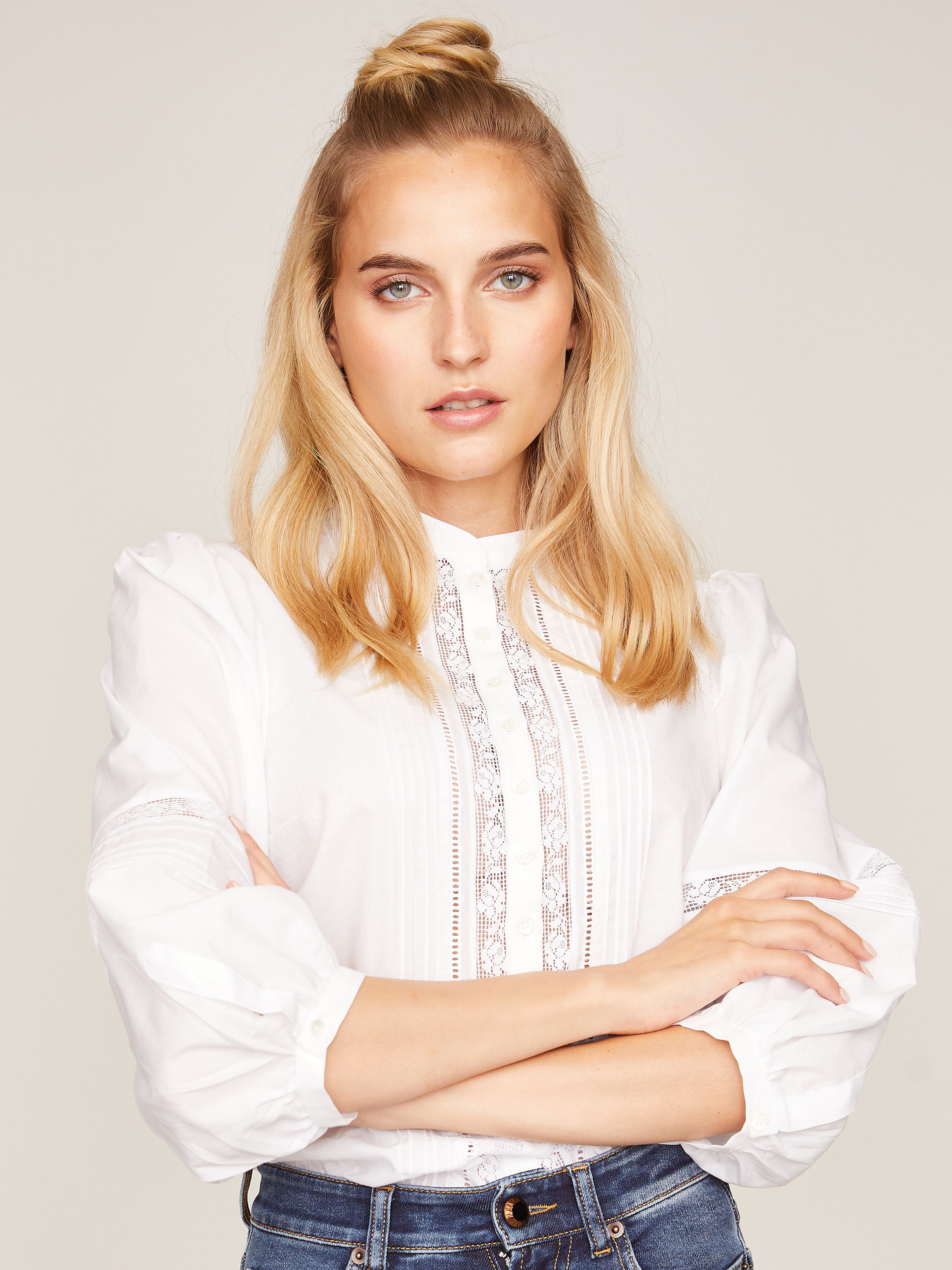 Weiße Bluse mit Häkelspitze Weiße Bluse mit Häkelspitze