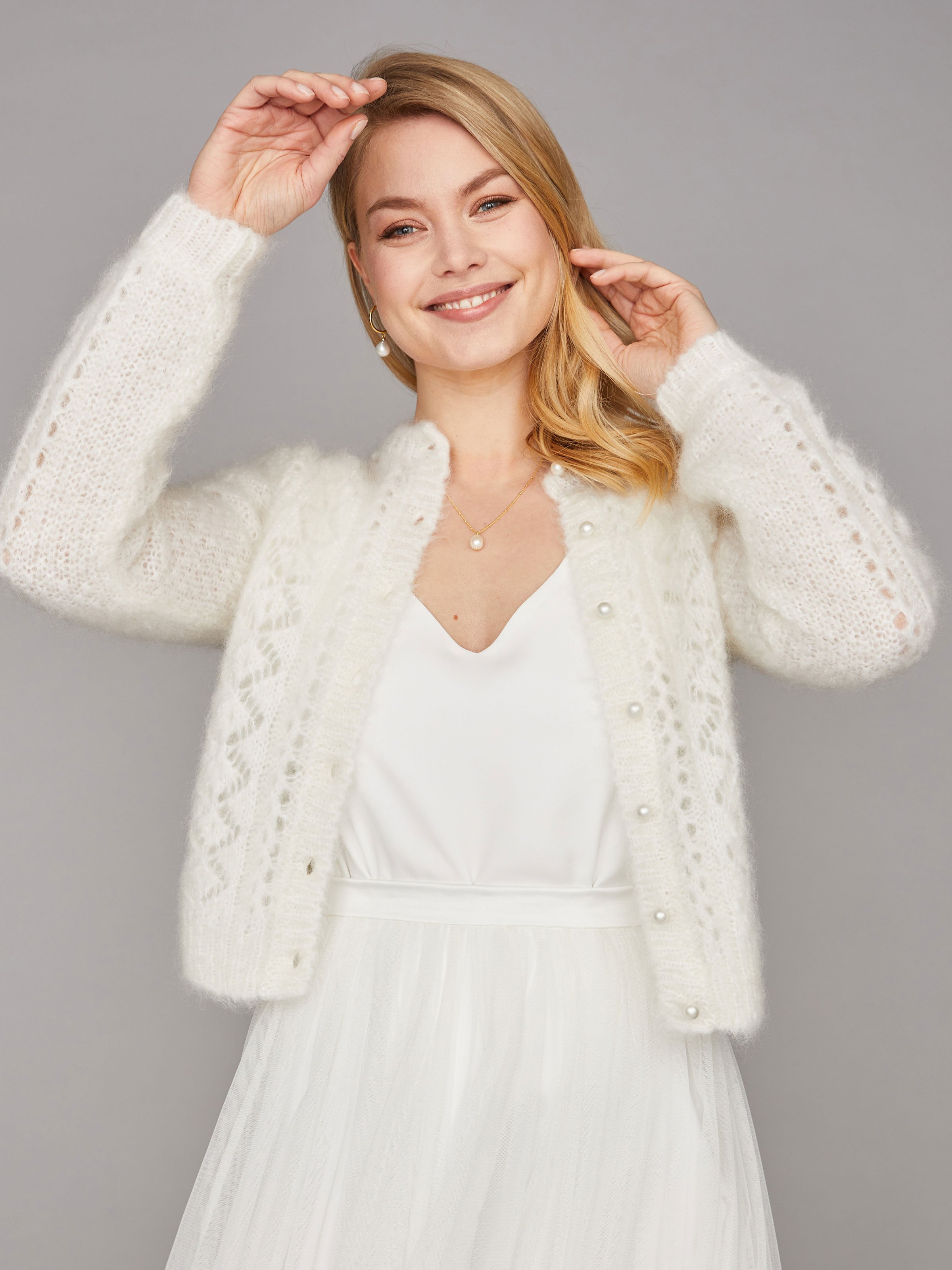Braut-Strickjacke aus Mohair mit Perlenknöpfe Braut-Strickjacke aus Mohair mit Perlenknöpfe