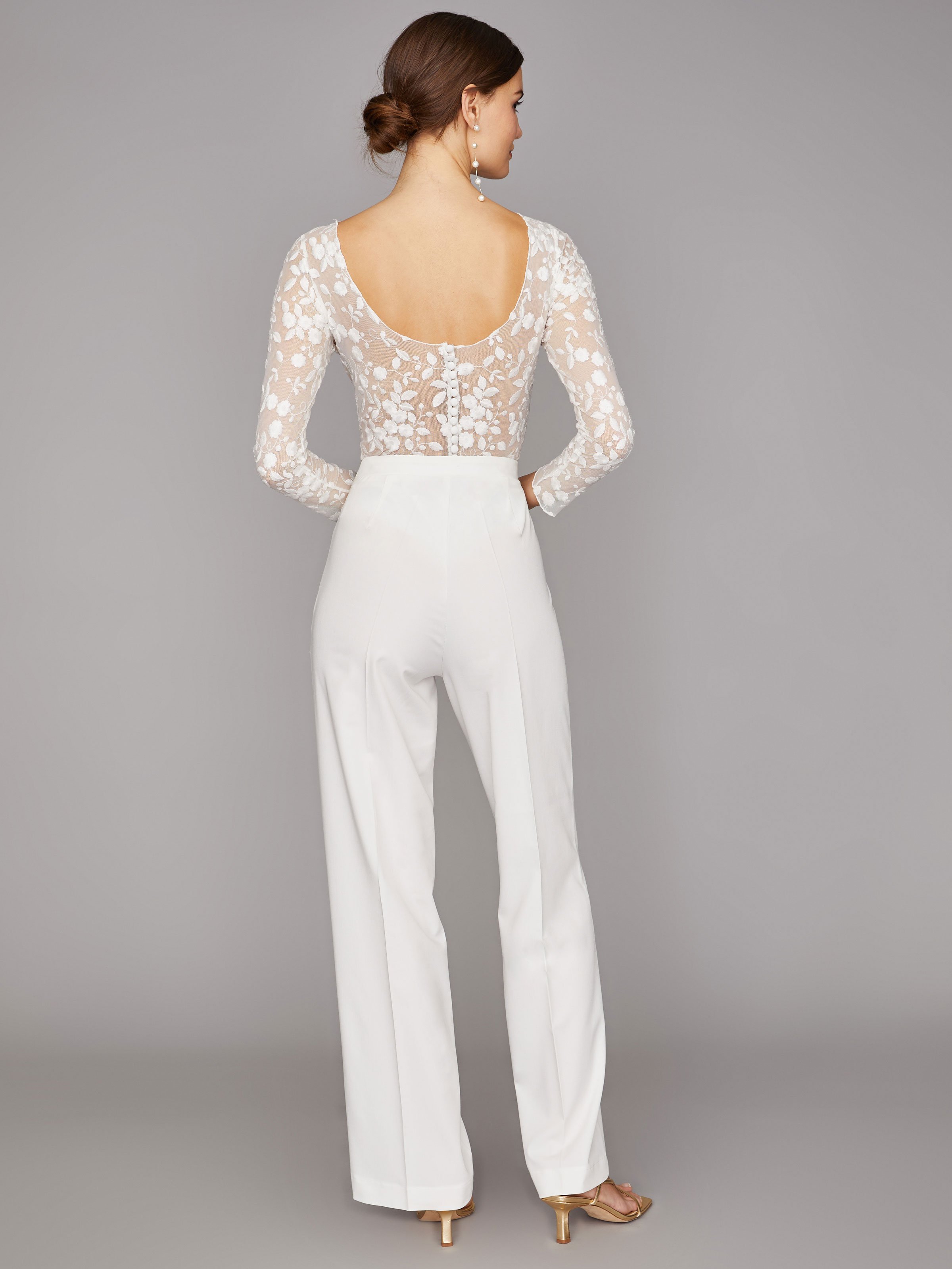 Langärmliger Braut-Body mit Blumen-Spitze und tiefem Rücken Langärmliger Braut-Body mit Blumen-Spitze und tiefem Rücken