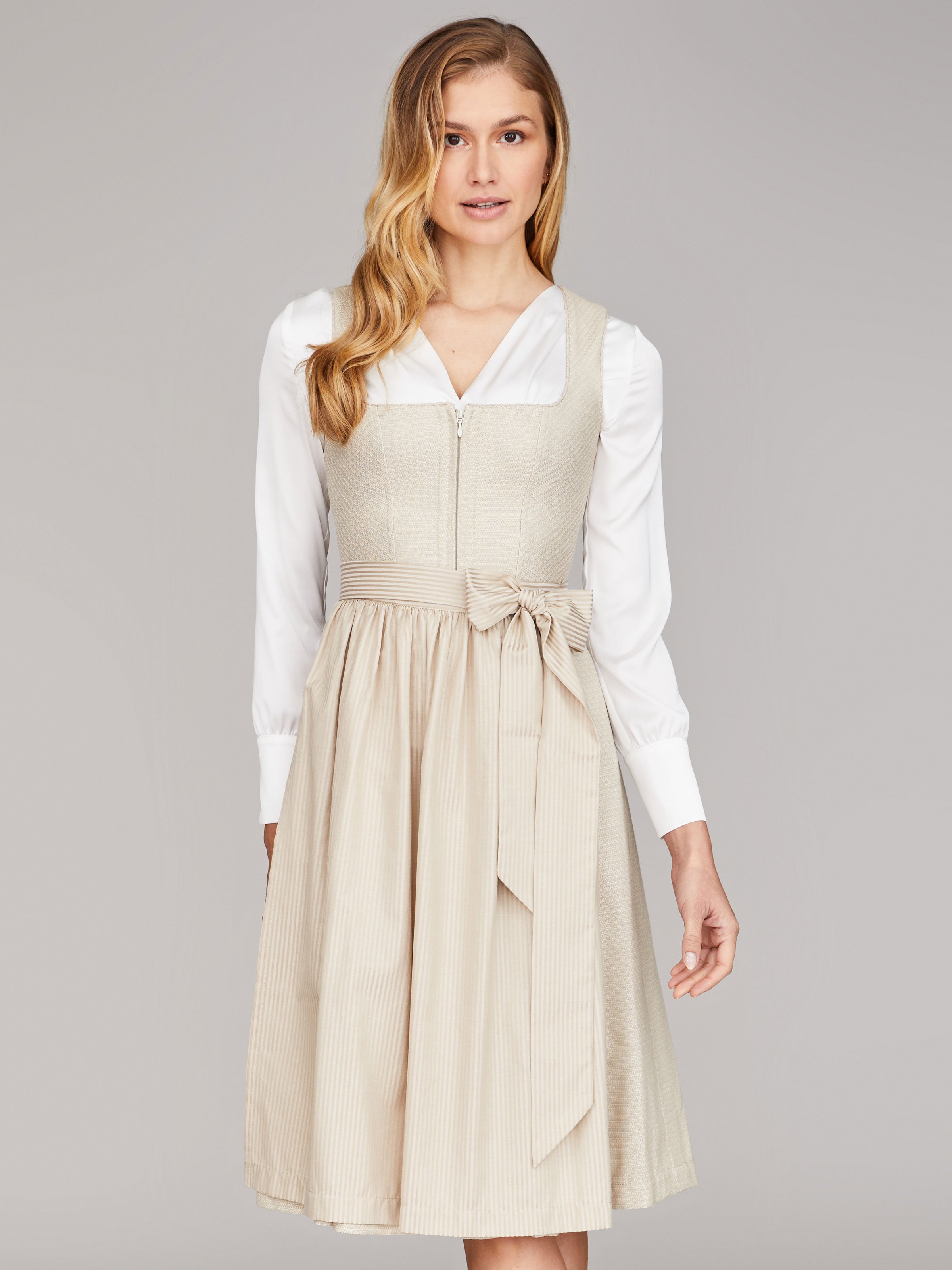 Hellbeiges Dirndl Hellbeiges Dirndl