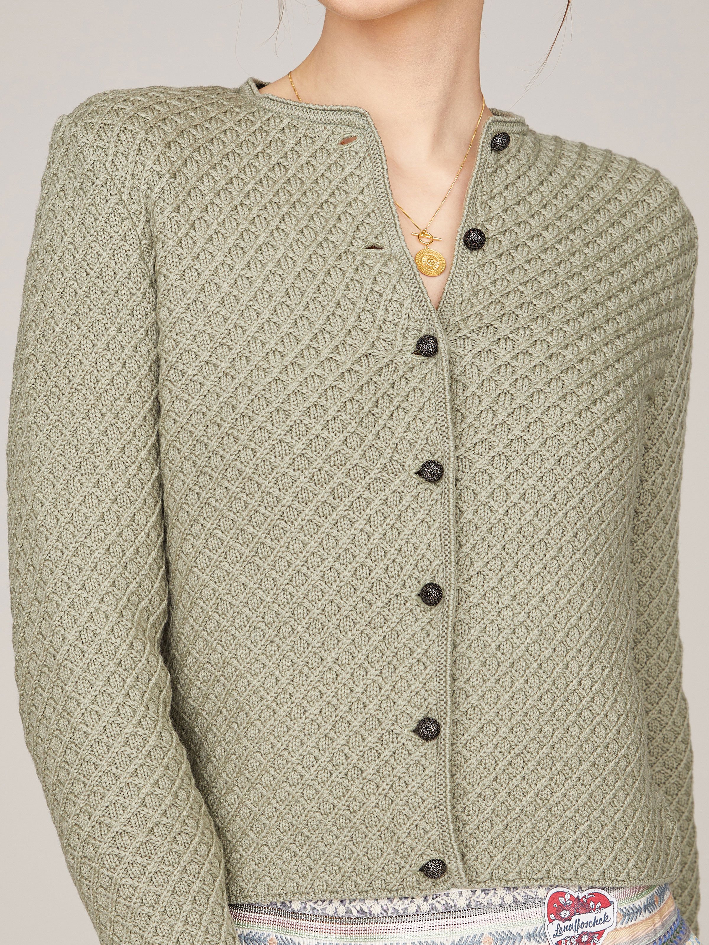 Grau-Grüne Trachten-Strickjacke mit Knopfleiste Grau-Grüne Trachten-Strickjacke mit Knopfleiste