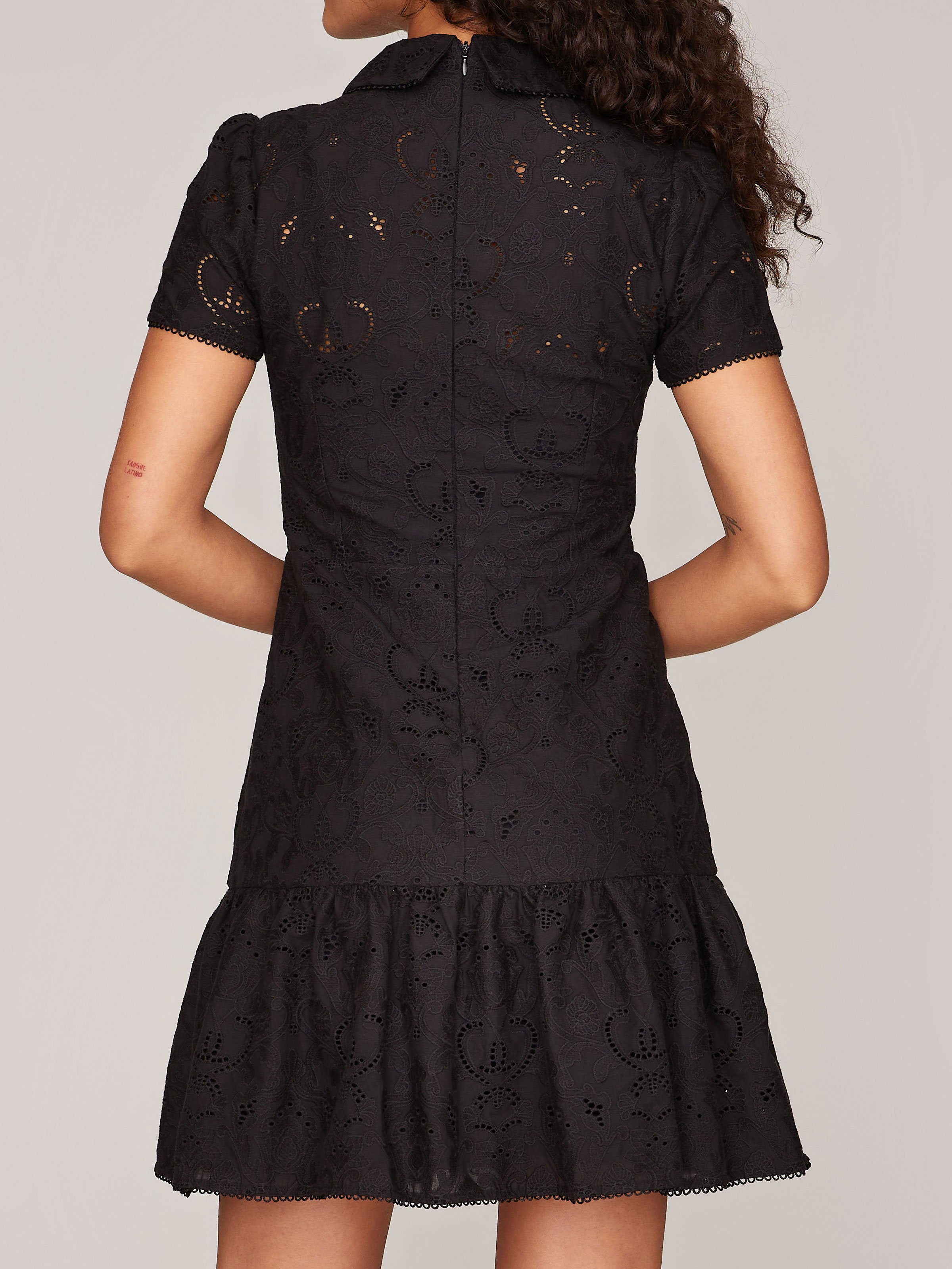 Sommerkleid aus Lochspitze Sommerkleid aus Lochspitze