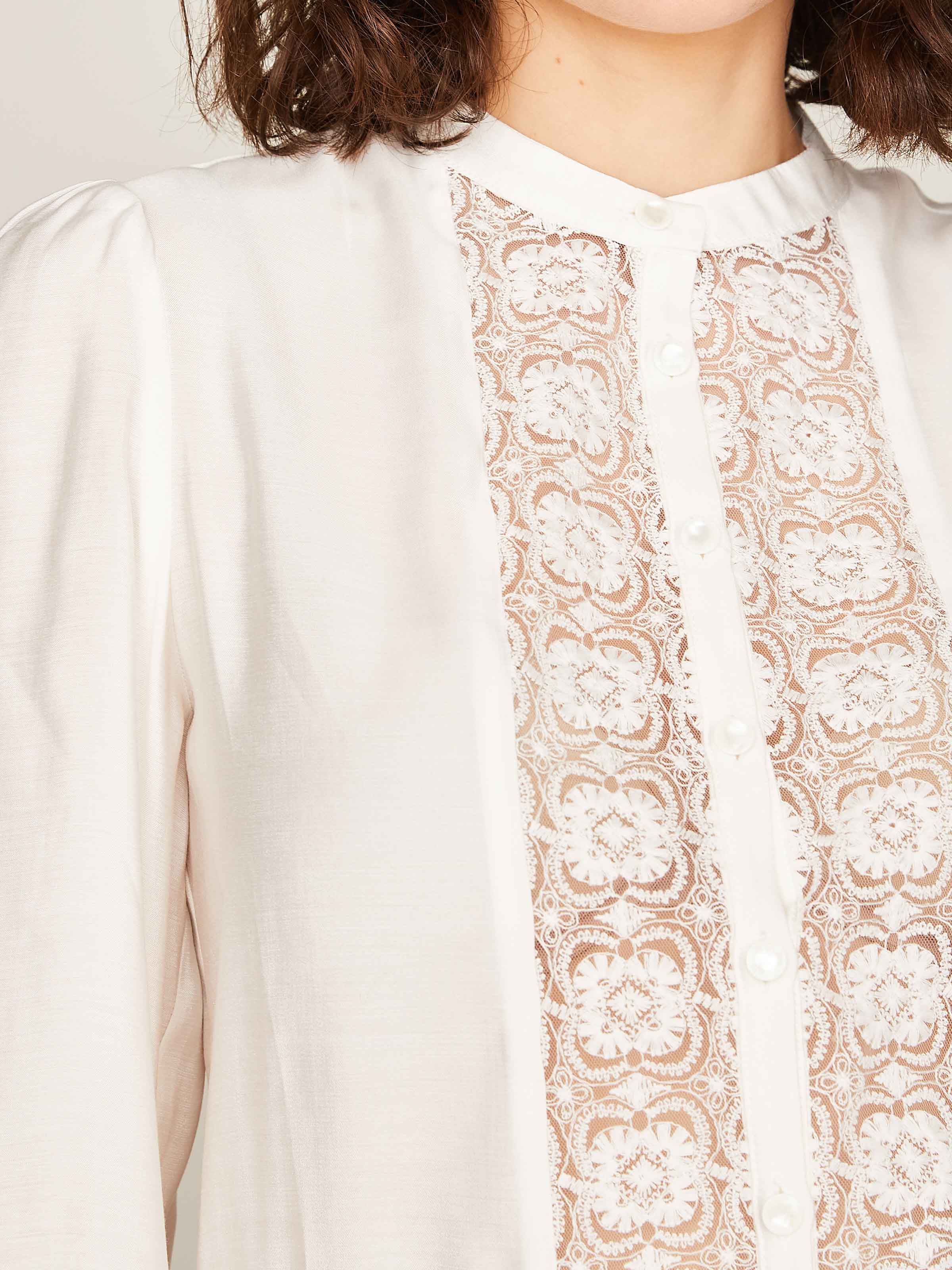 Weiße Bluse mit Spitze Weiße Bluse mit Spitze