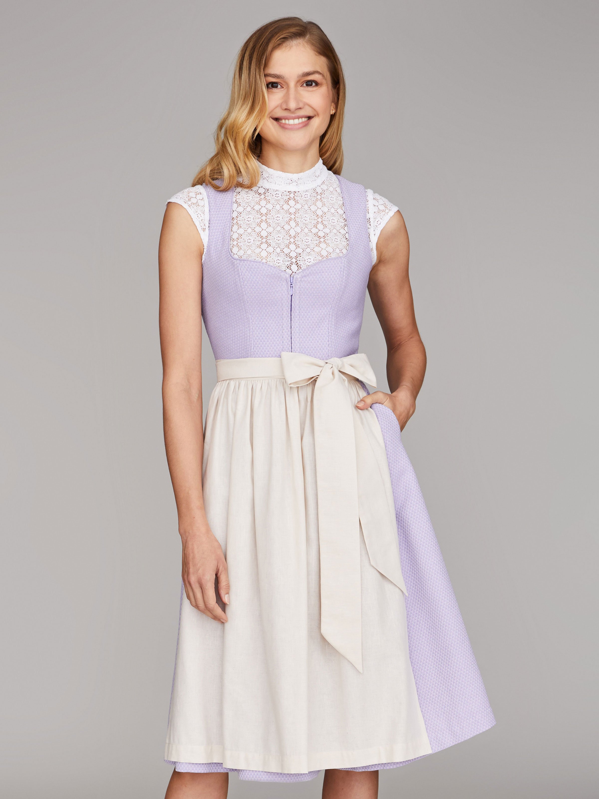Flieder-farbenes Dirndl Flieder-farbenes Dirndl