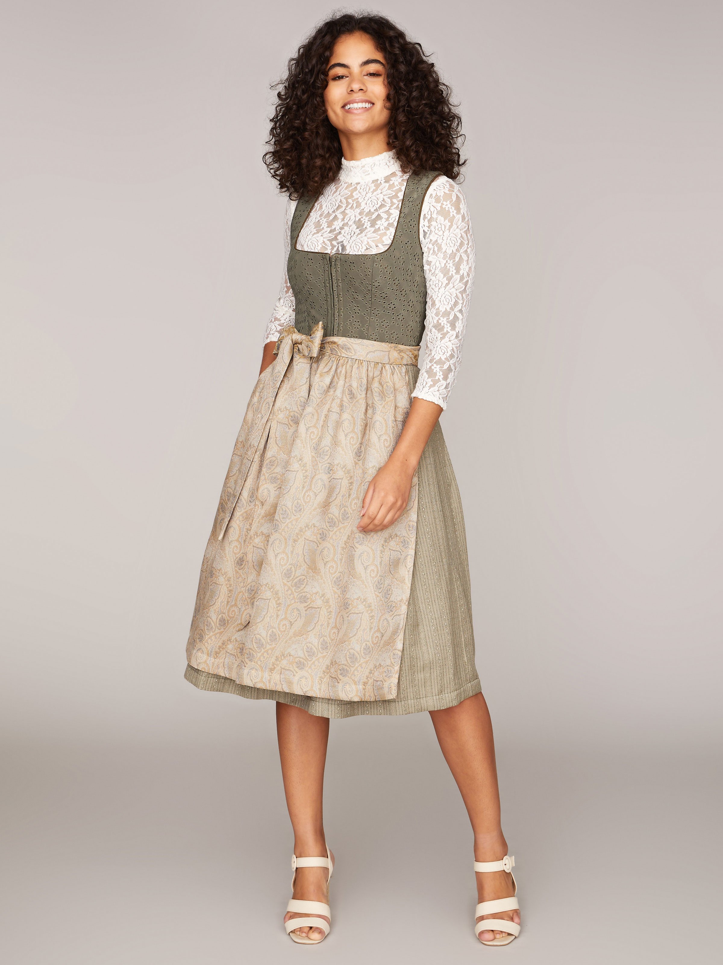 Olivgrünes Dirndl mit 2 Schürzen Olivgrünes Dirndl mit 2 Schürzen