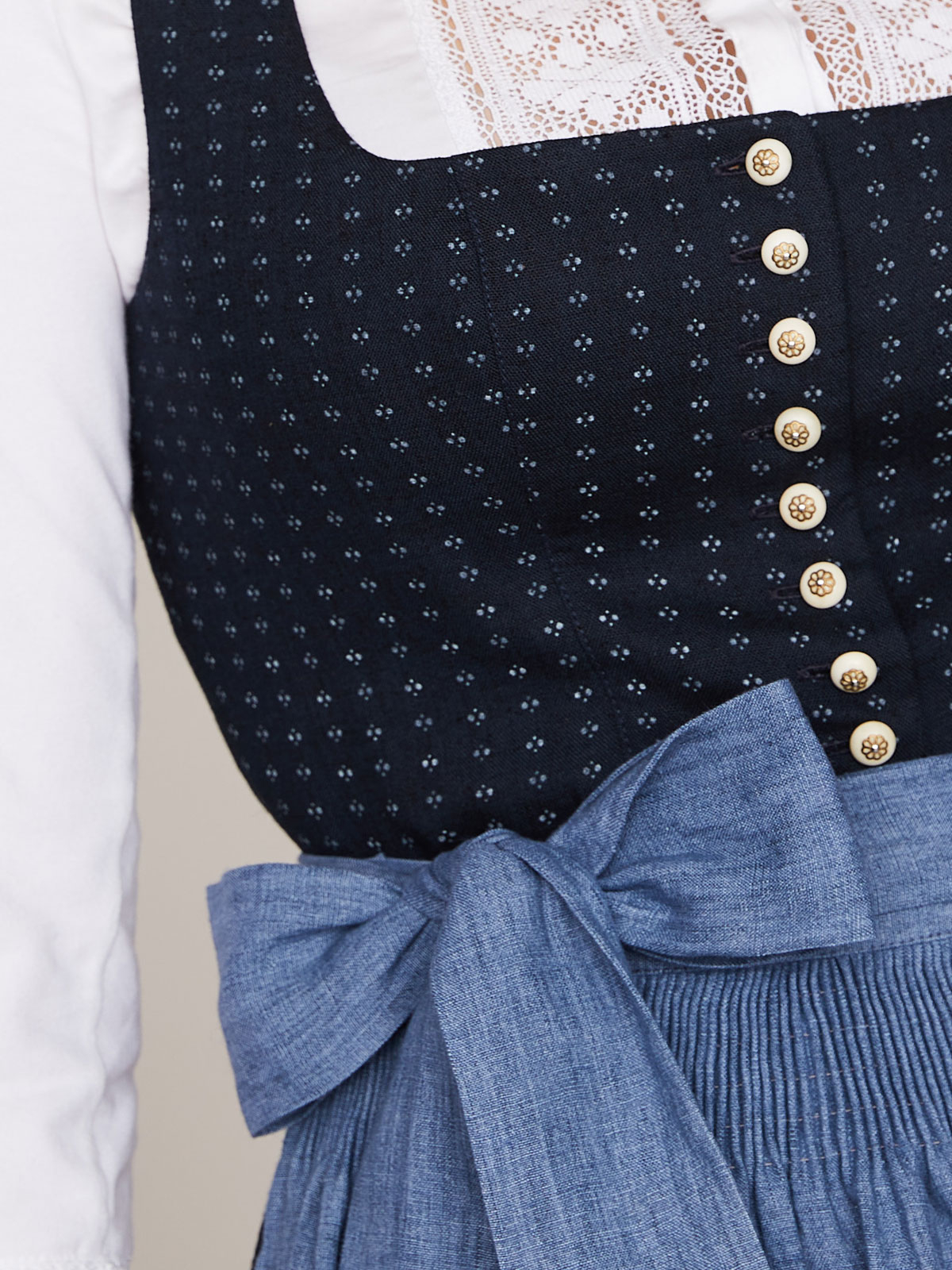 Nachtblaues Dirndl mit Leinenschürze Nachtblaues Dirndl mit Leinenschürze