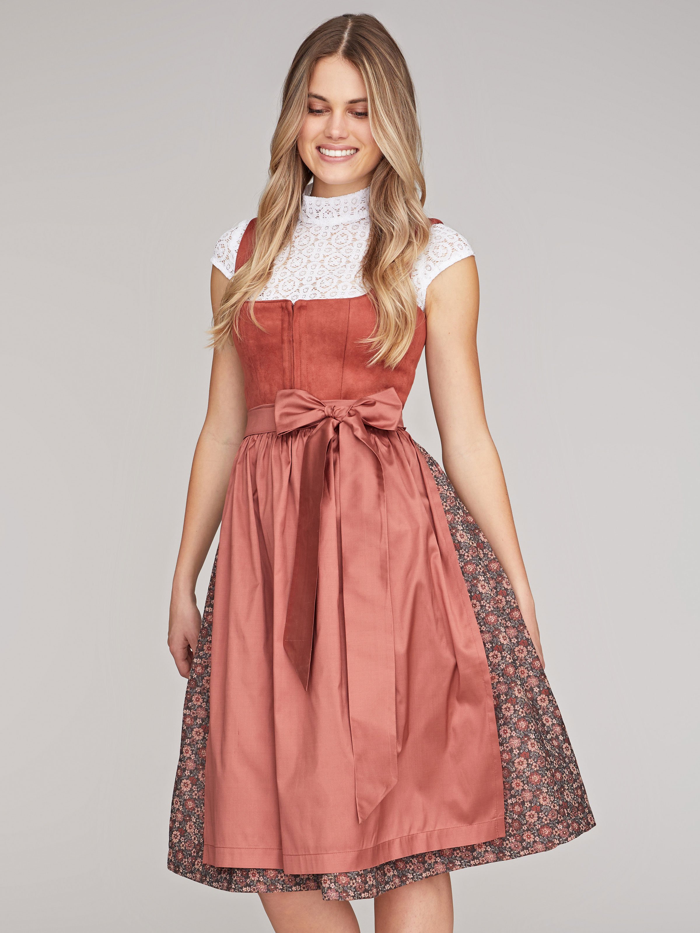 Kupfer-farbenes Dirndl mit Mieder aus Veloursleder-Optik Kupfer-farbenes Dirndl mit Mieder aus Veloursleder-Optik