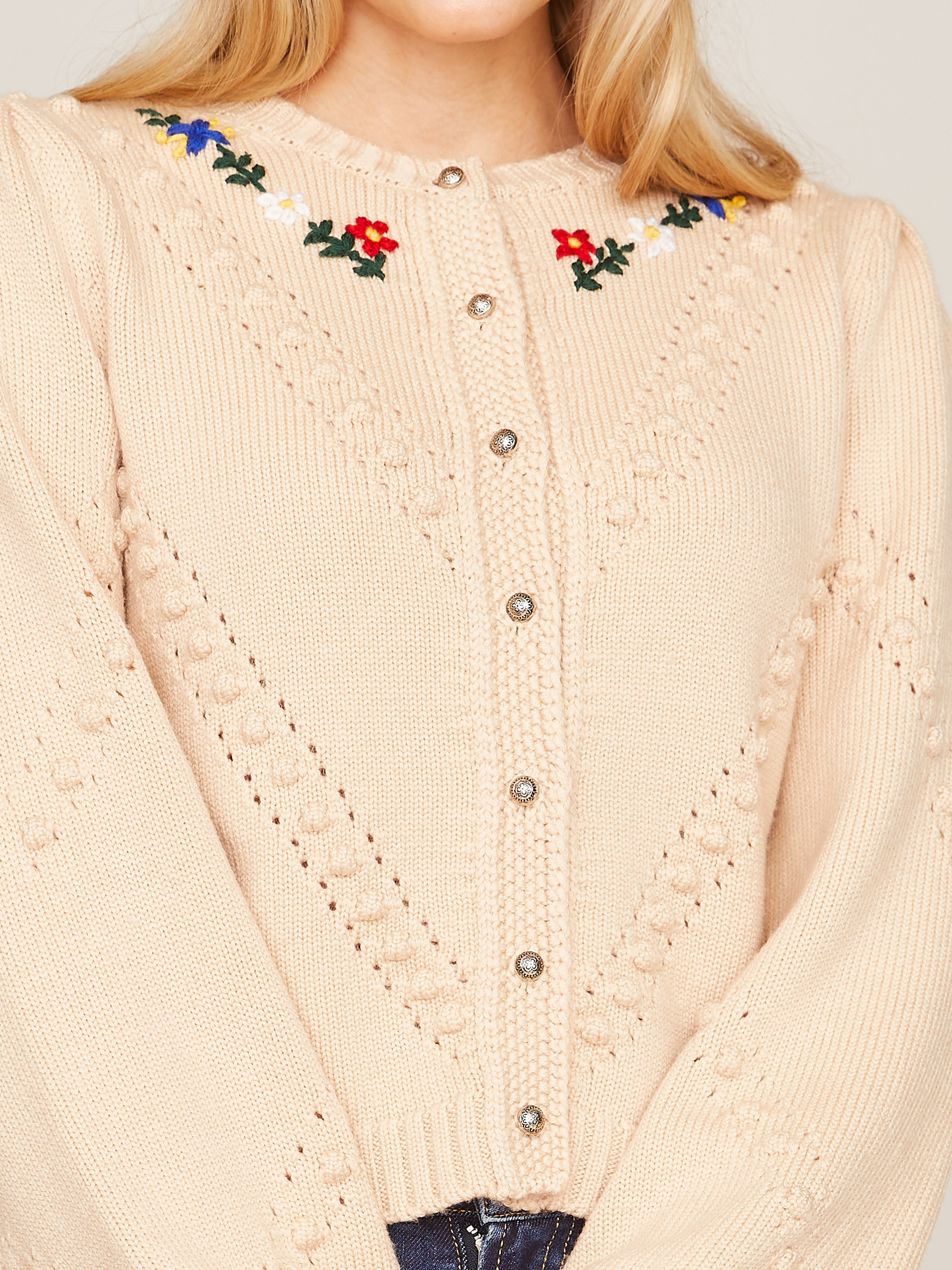 Strickjacke mit Blumenstickerei Strickjacke mit Blumenstickerei